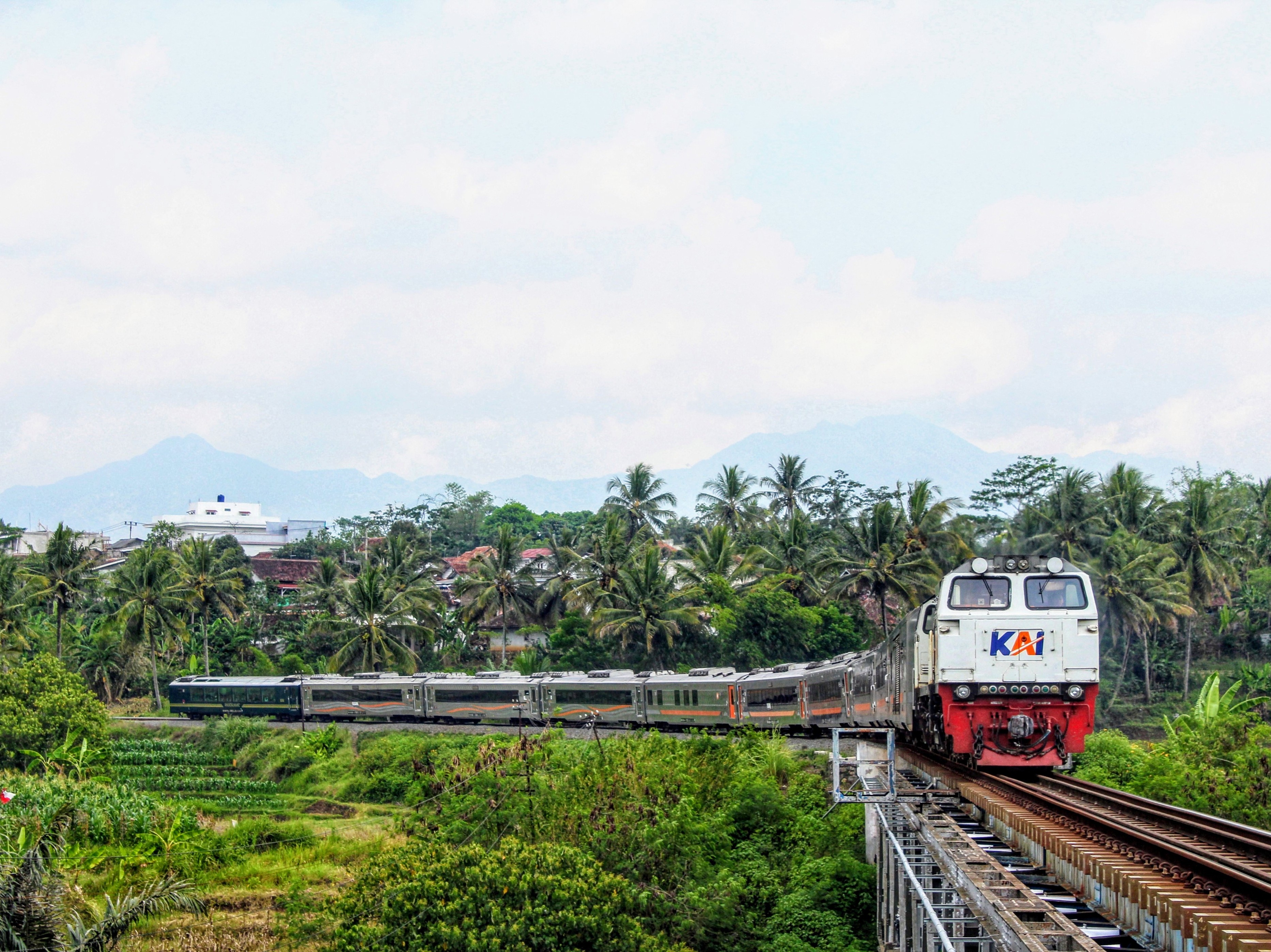 KA ASGAR Papandayan Persiapan Menyebrangi Jembatan Leuwigoong