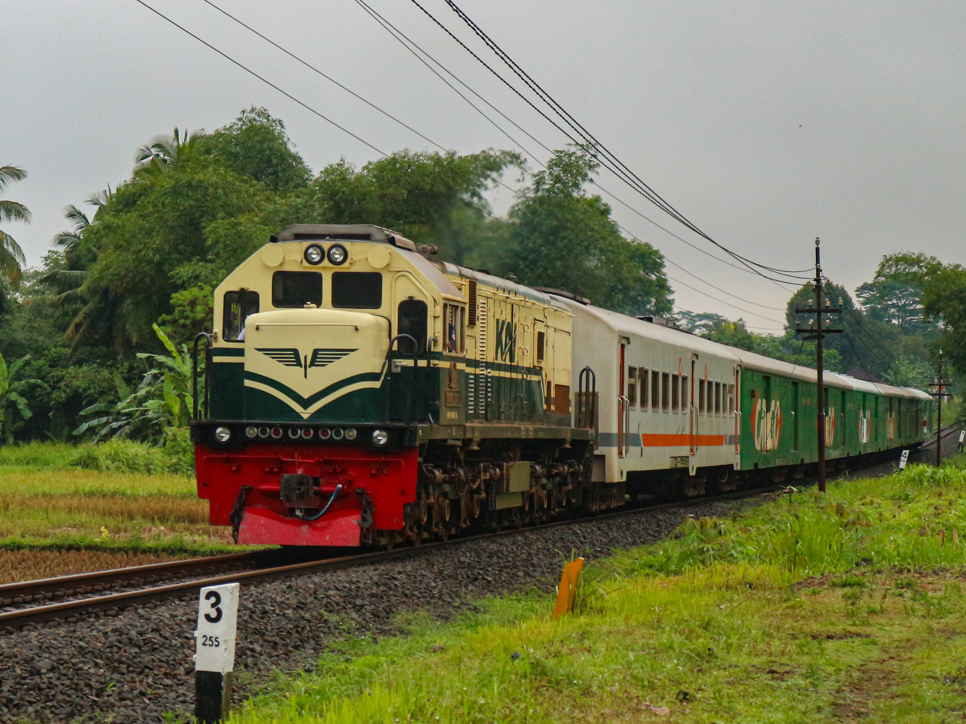 Lokomotif Vintage PJKA Saat Berdinas KA Parcel Selatan