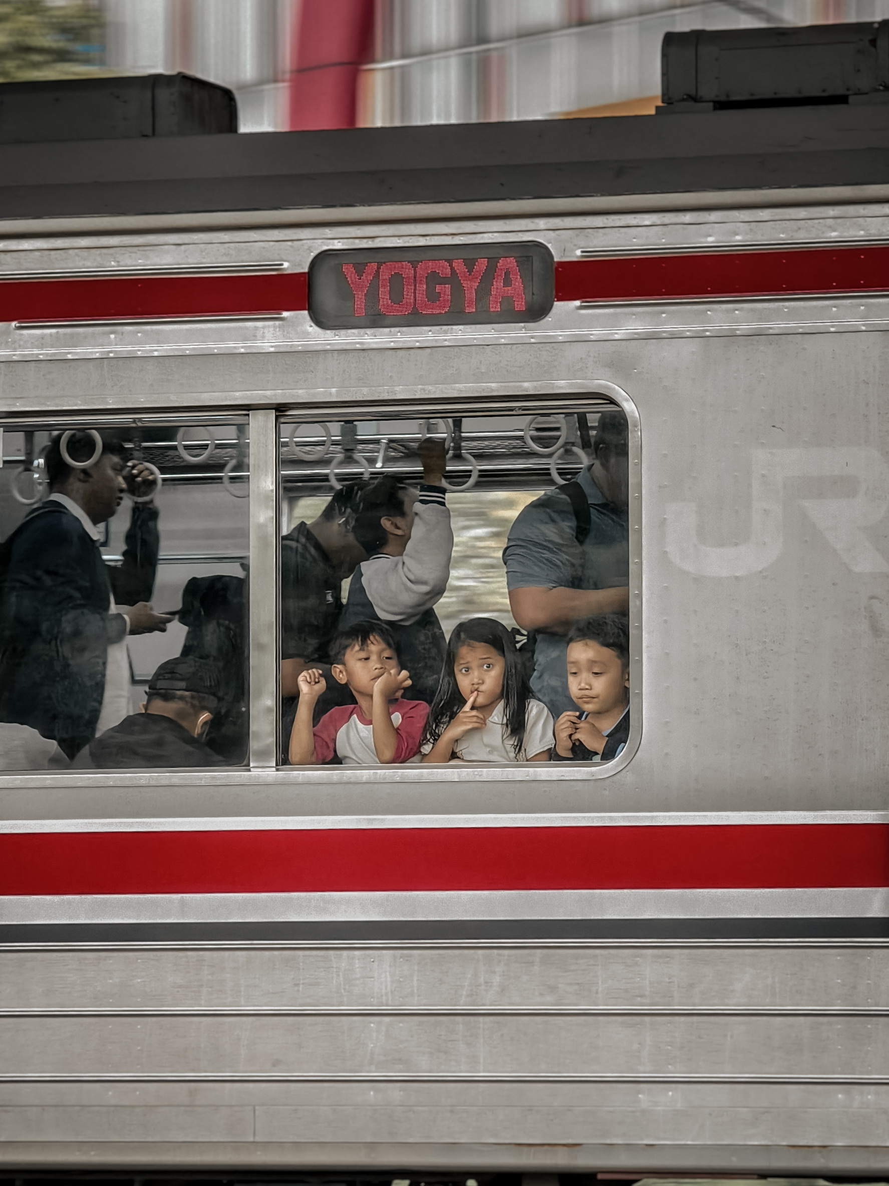 potret dua generasi kehidupan dalam satu rangkaian