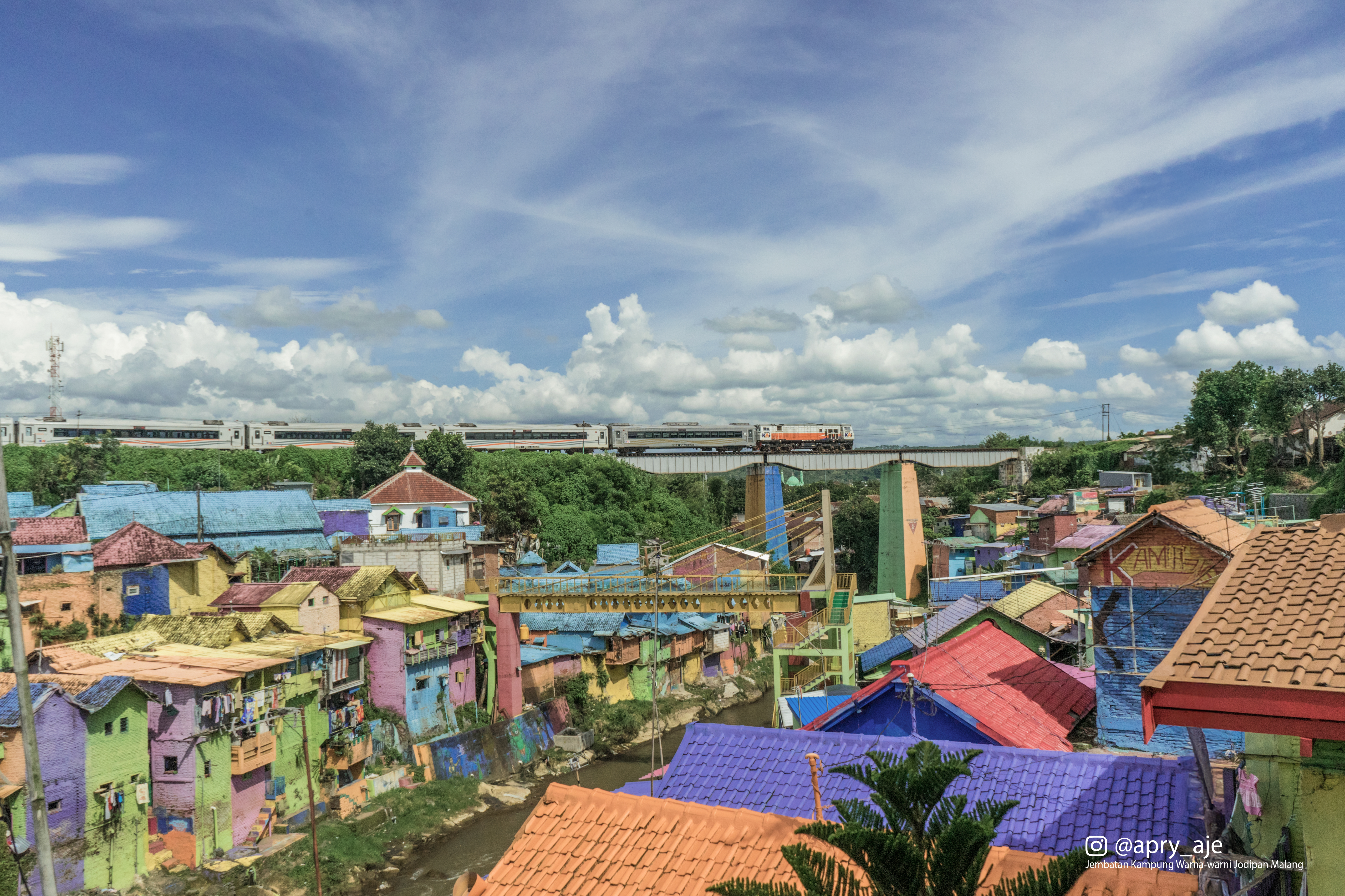 Si Ular Besi Melintas diatas Kampung Warna Warni