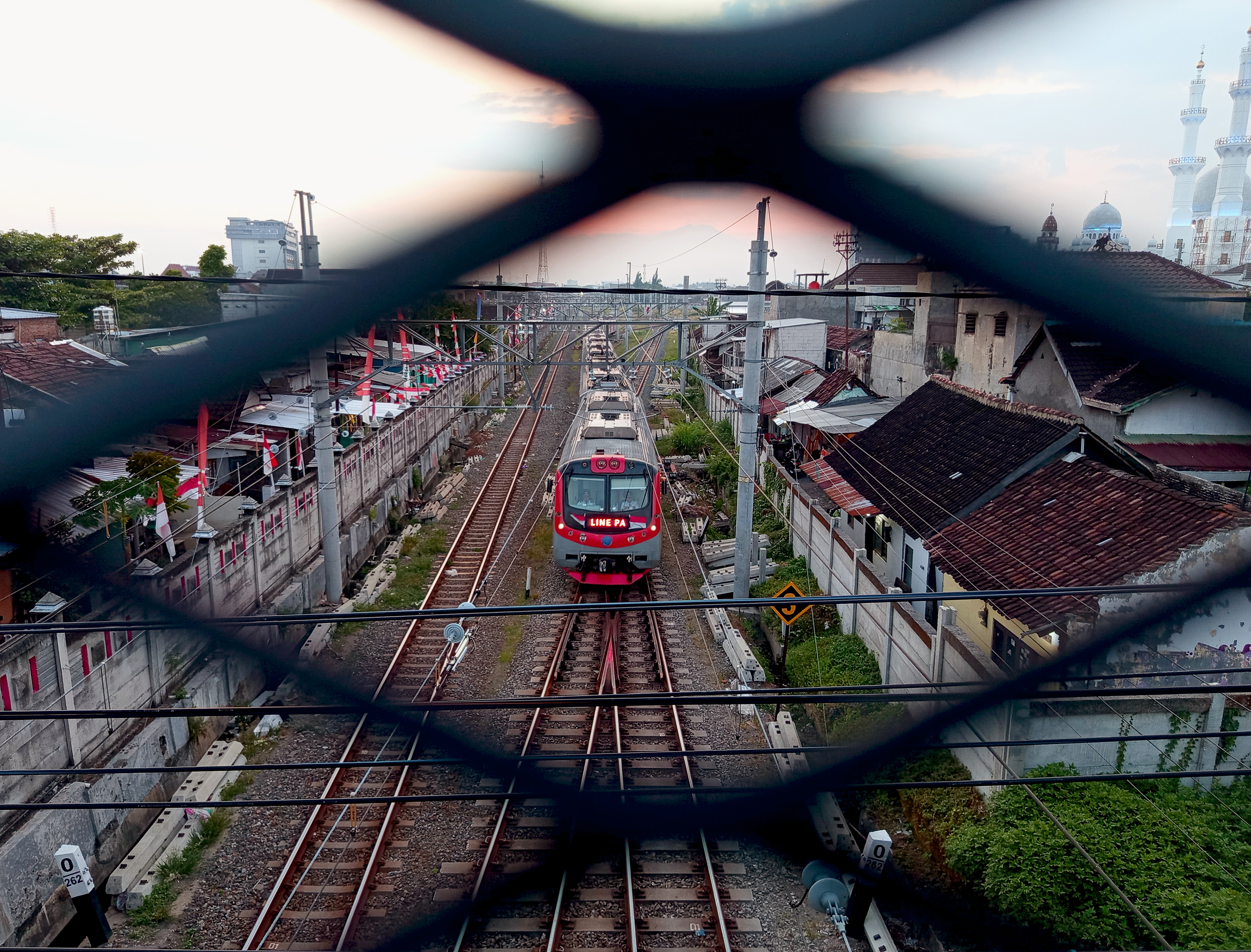 Dari Celah-Celah Ram Besi Jembatan