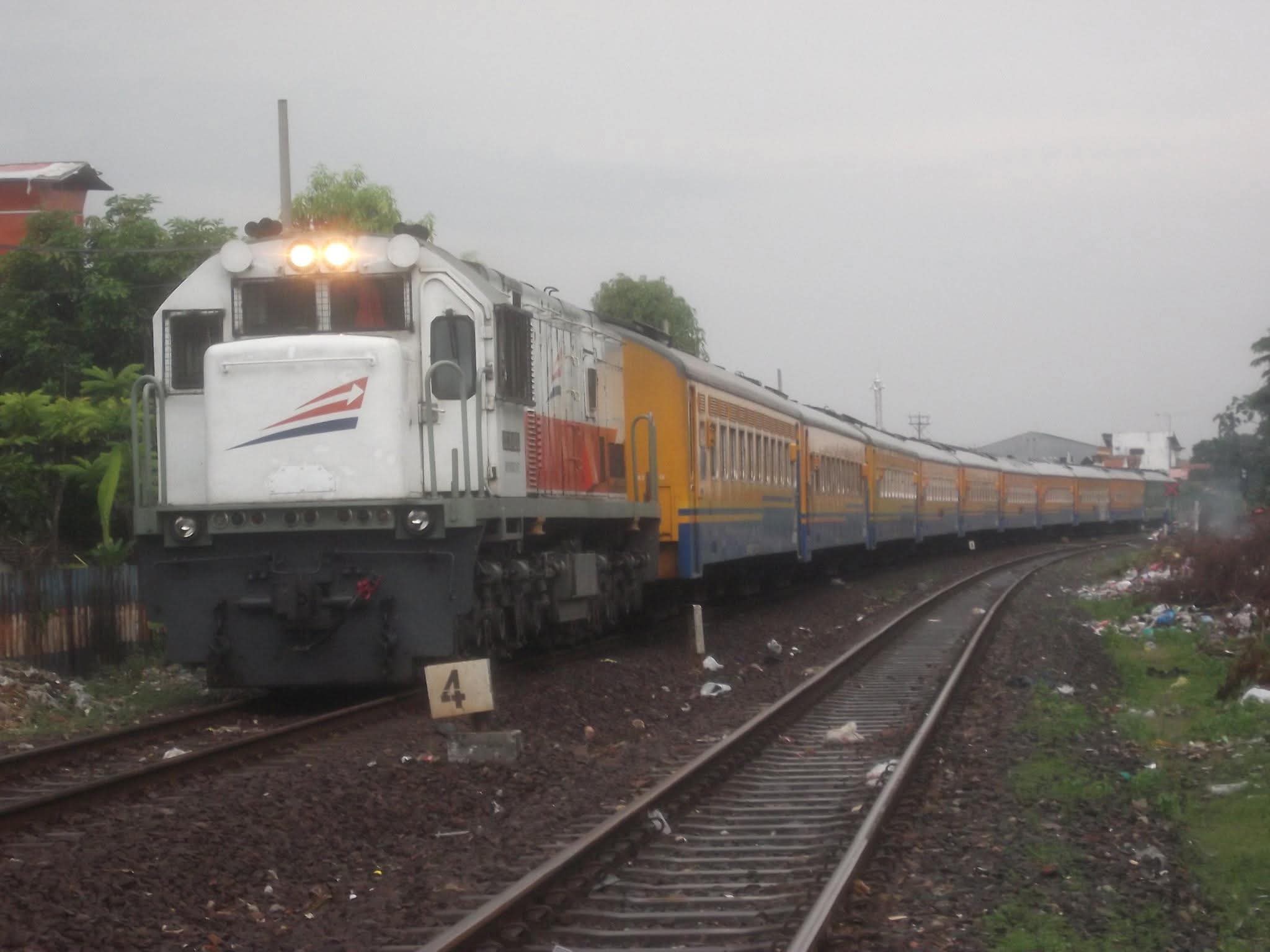 KA Logawa dari Purwokerto meliuk tipis persiapan masuk Stasiun Surabaya Gubeng