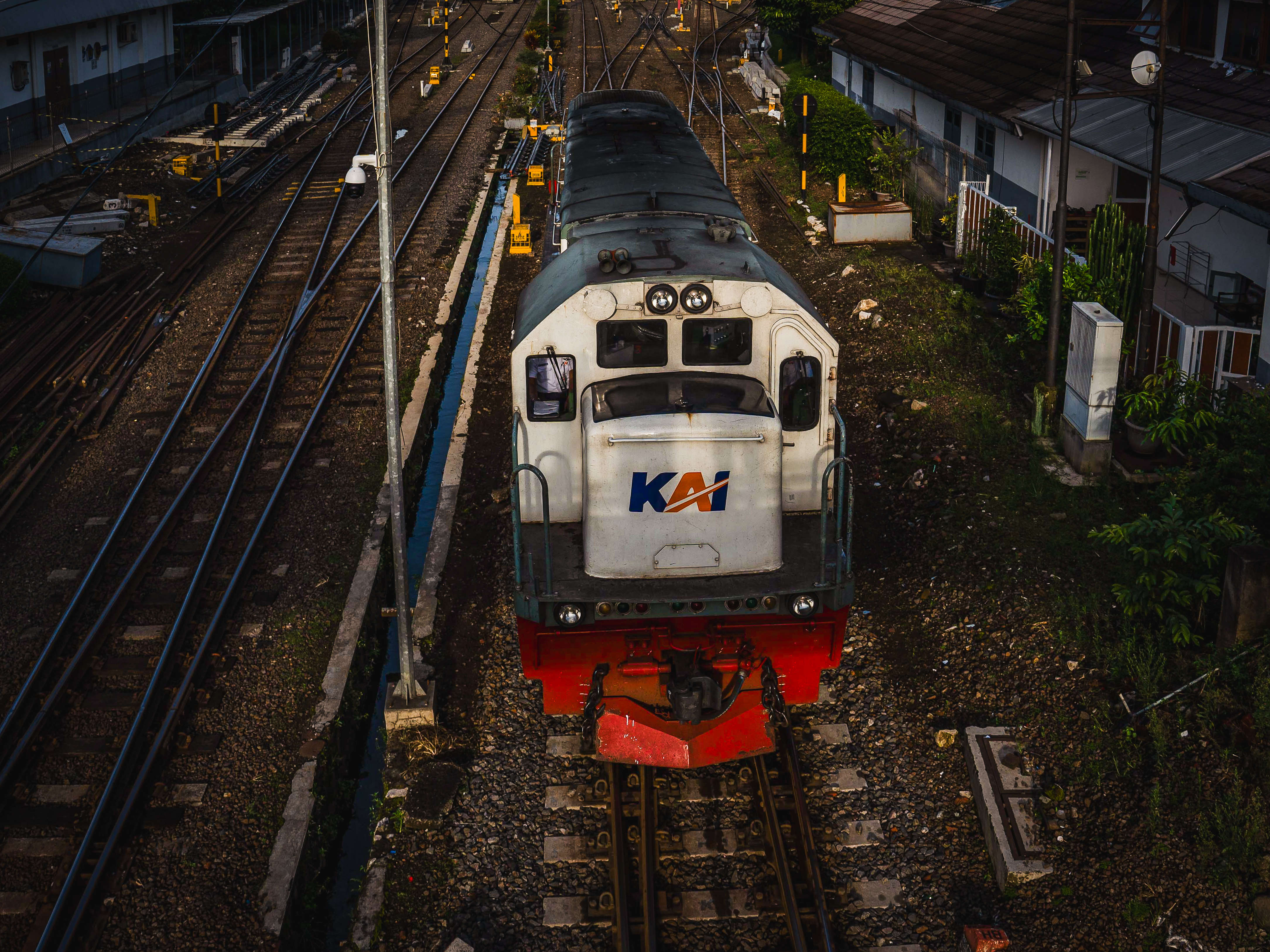 Lokomotif KAI Siap Mengawali Hari/