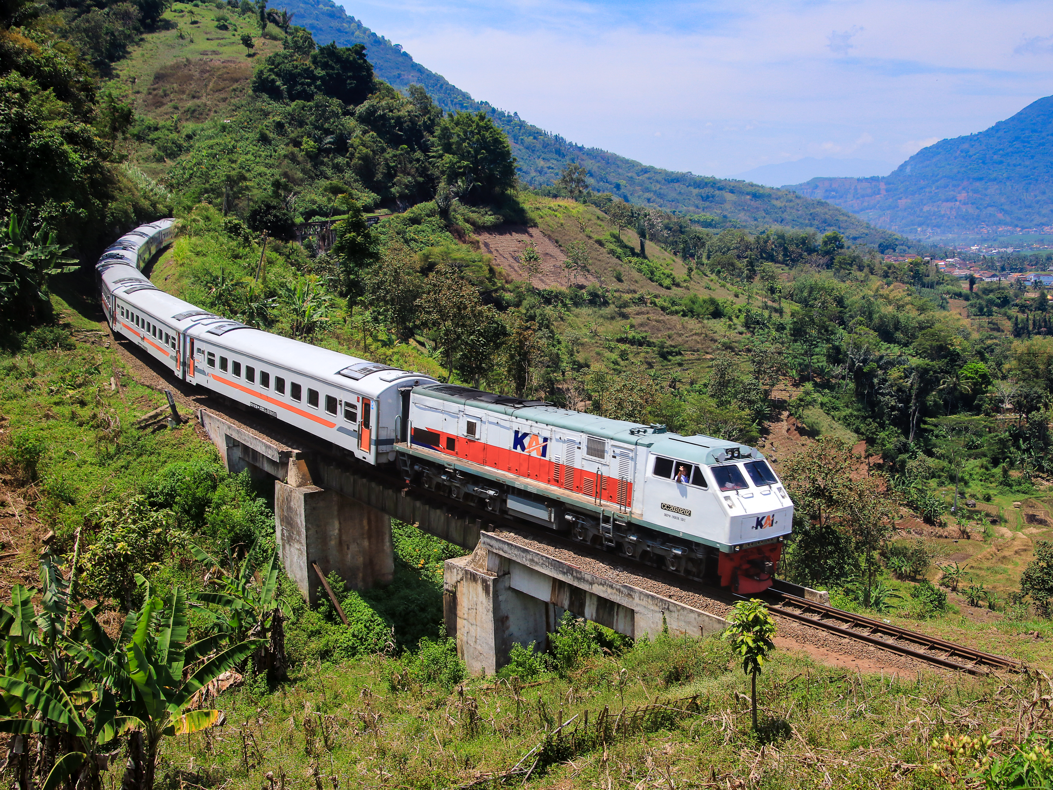 KA Pasundan di Bumi Pasundan