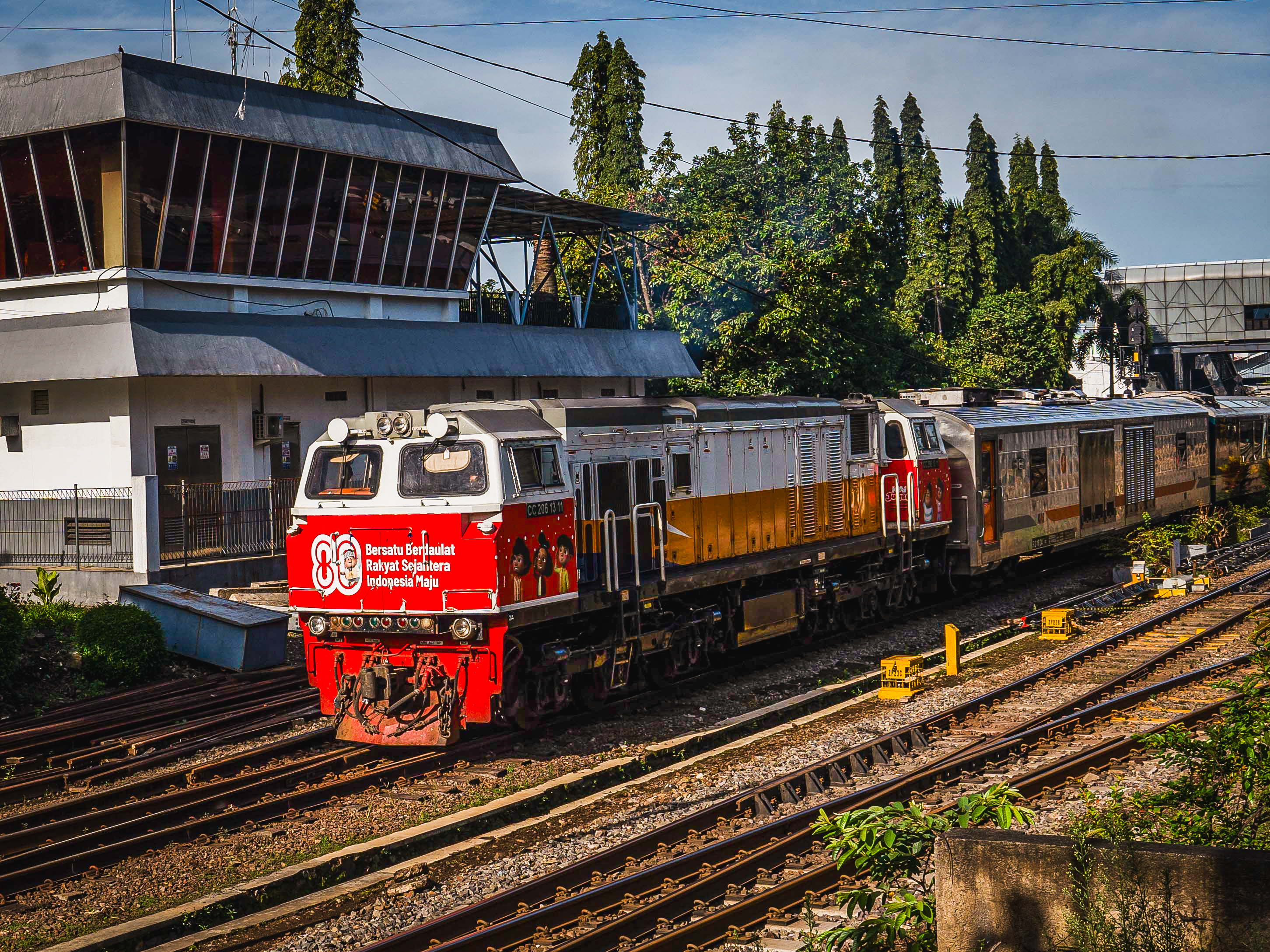 Kereta Argo Wilis berangkat dari Stasiun Bandung.
