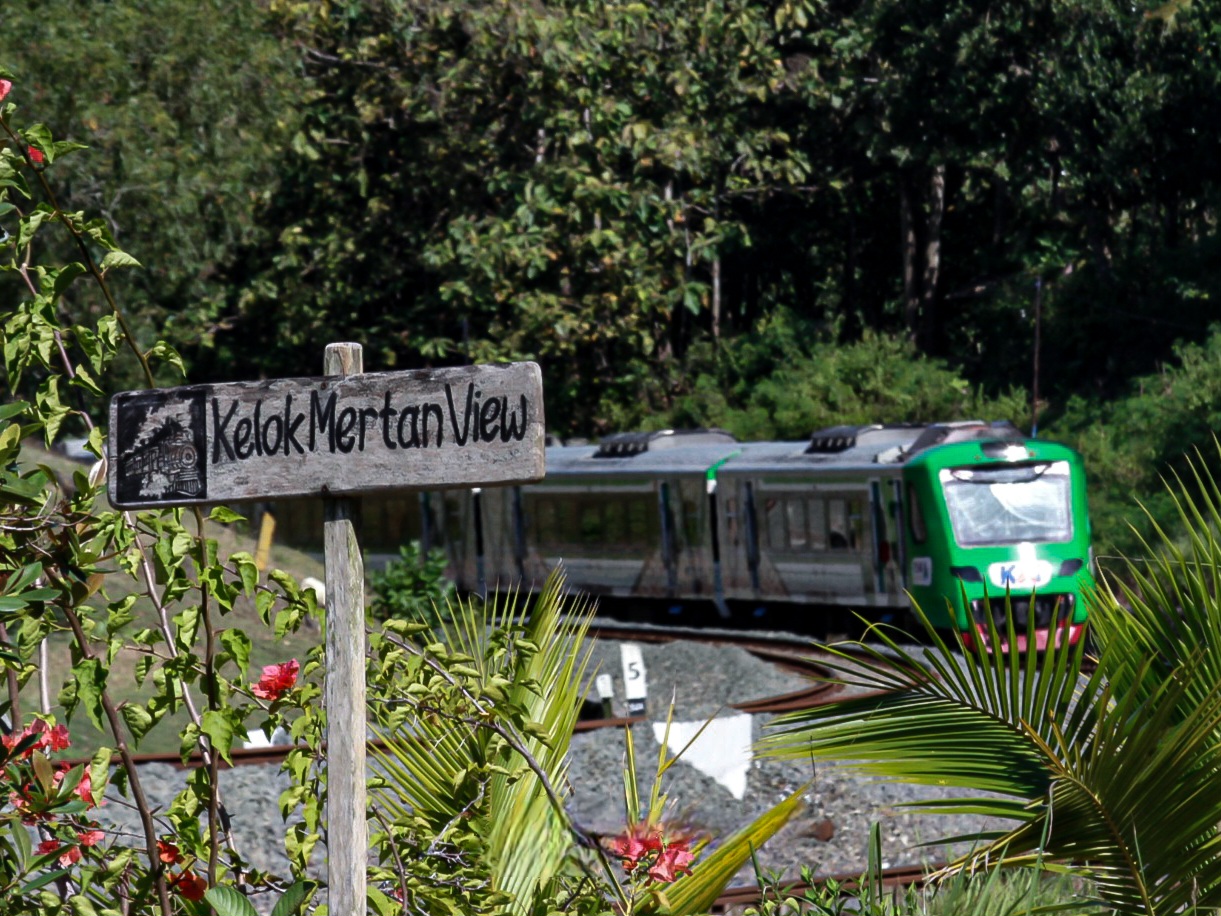 Kereta Bandara YIA Express melintas kelok mertan