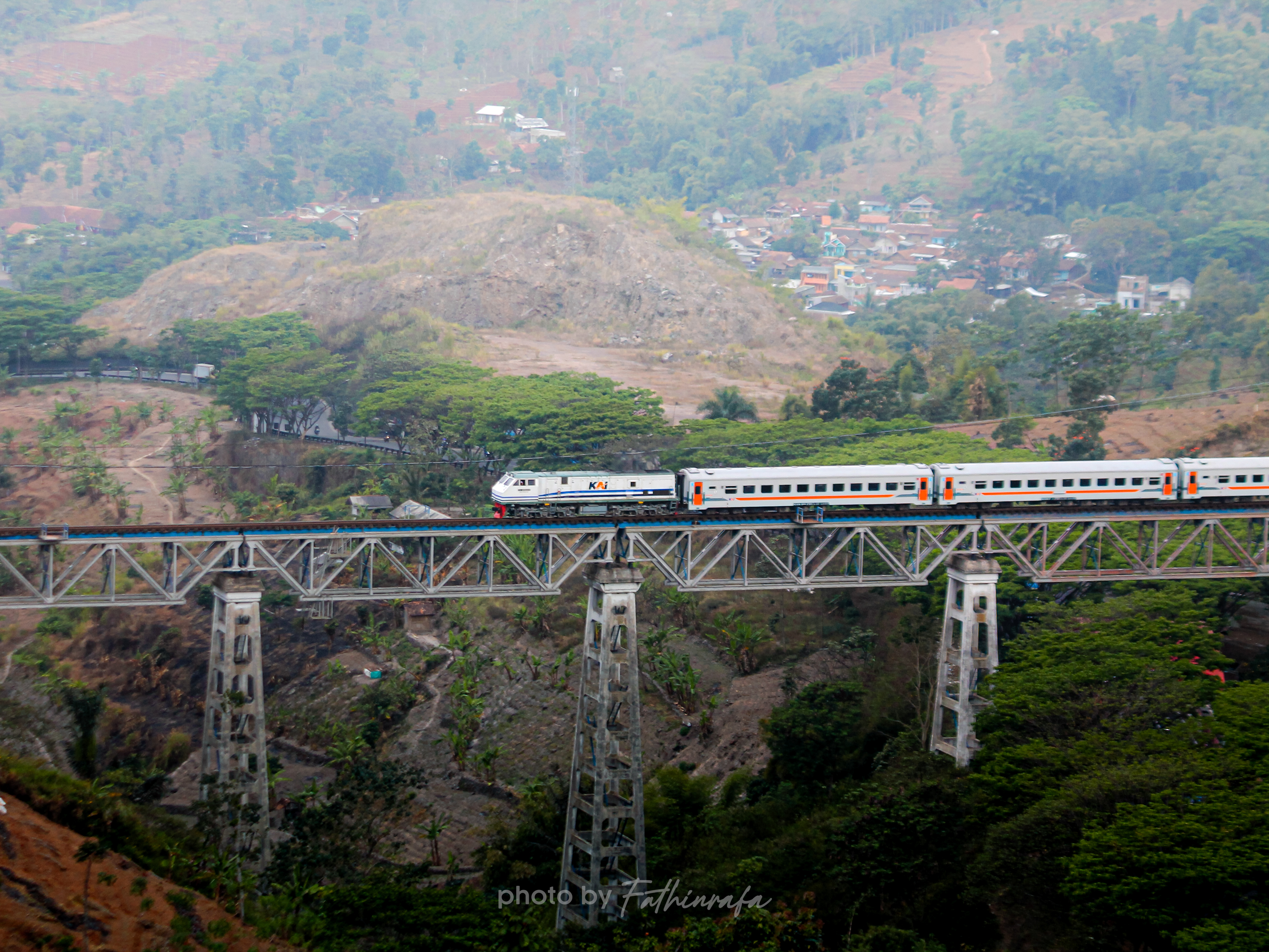 KA Kutojaya Selatan melintas jembatan Citiis