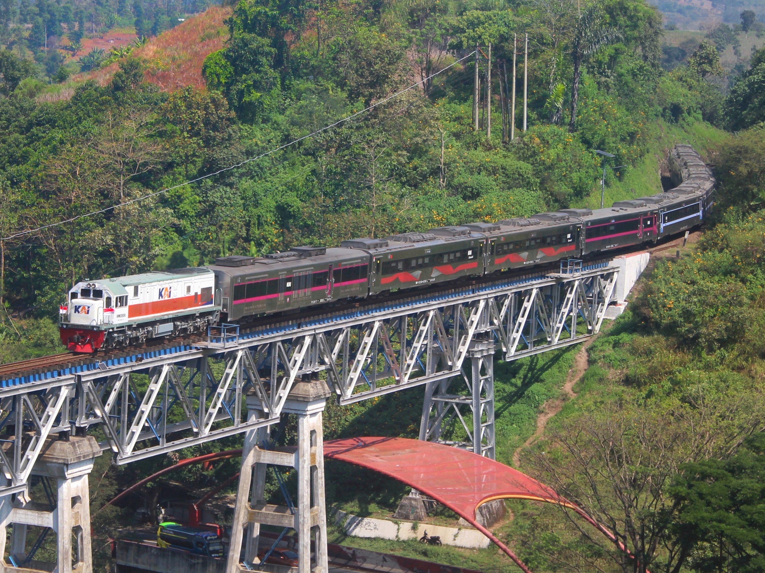 KA SENJA UTAMA SOLO Di jembatan Citiis
