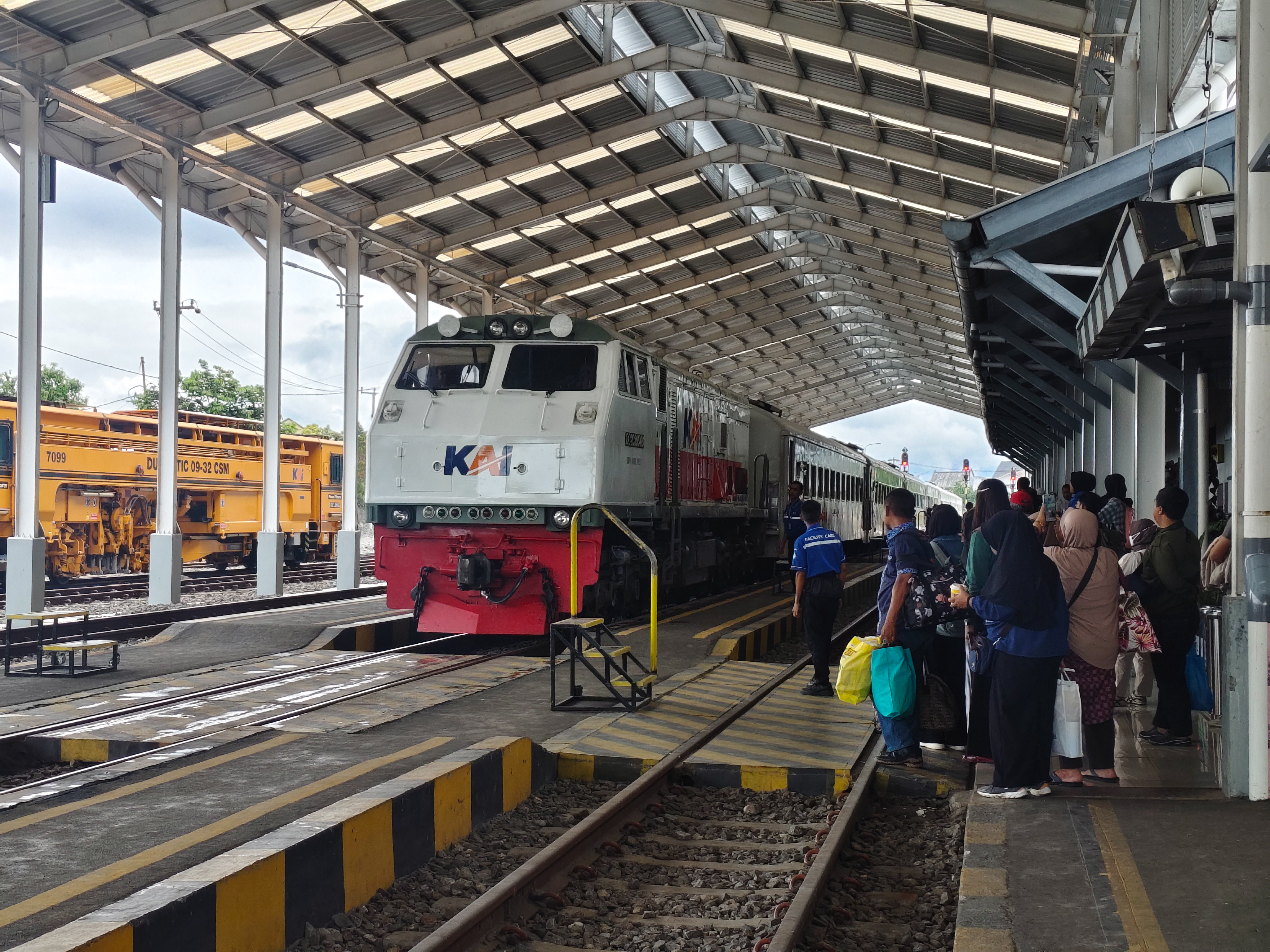 Kereta Api Serayu Datang Stasiun Tasikmalaya disambut penumpang
