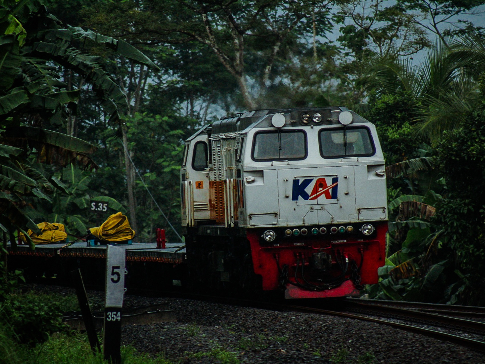 Dinginnya Hujan Tidak Mematahkan Perjalanan Kereta
