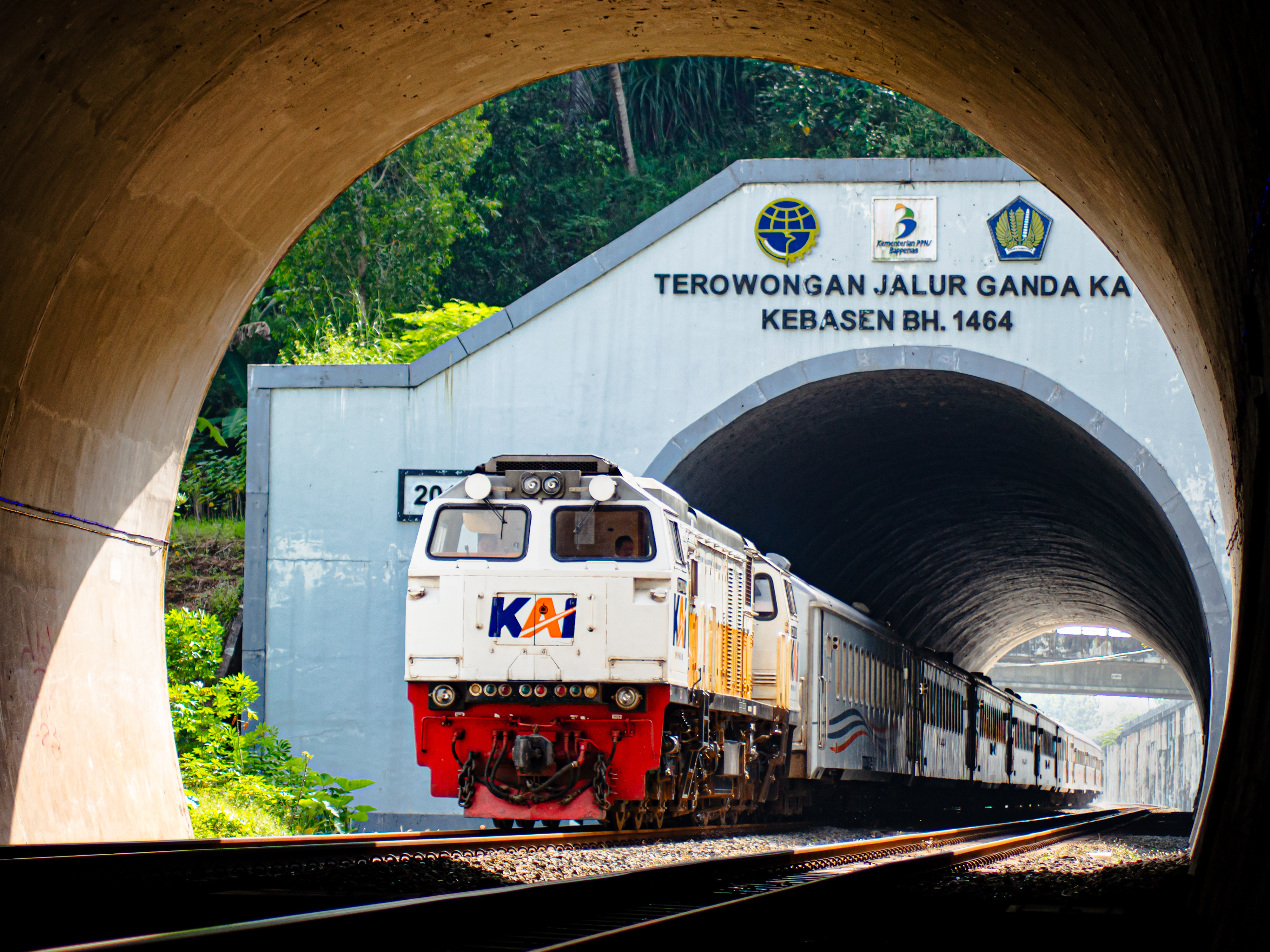 Kereta Api Ranggajati Melintas Terowongan Kebasen