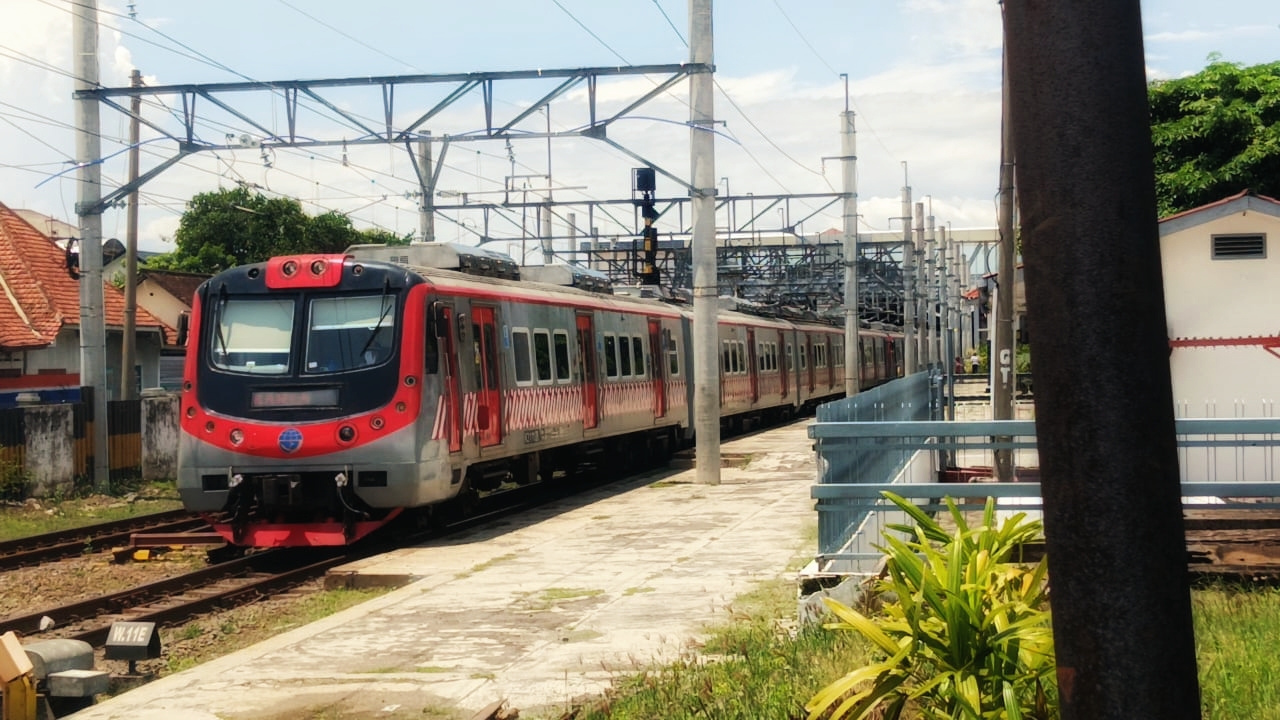 Datangnya KA Commuterline....