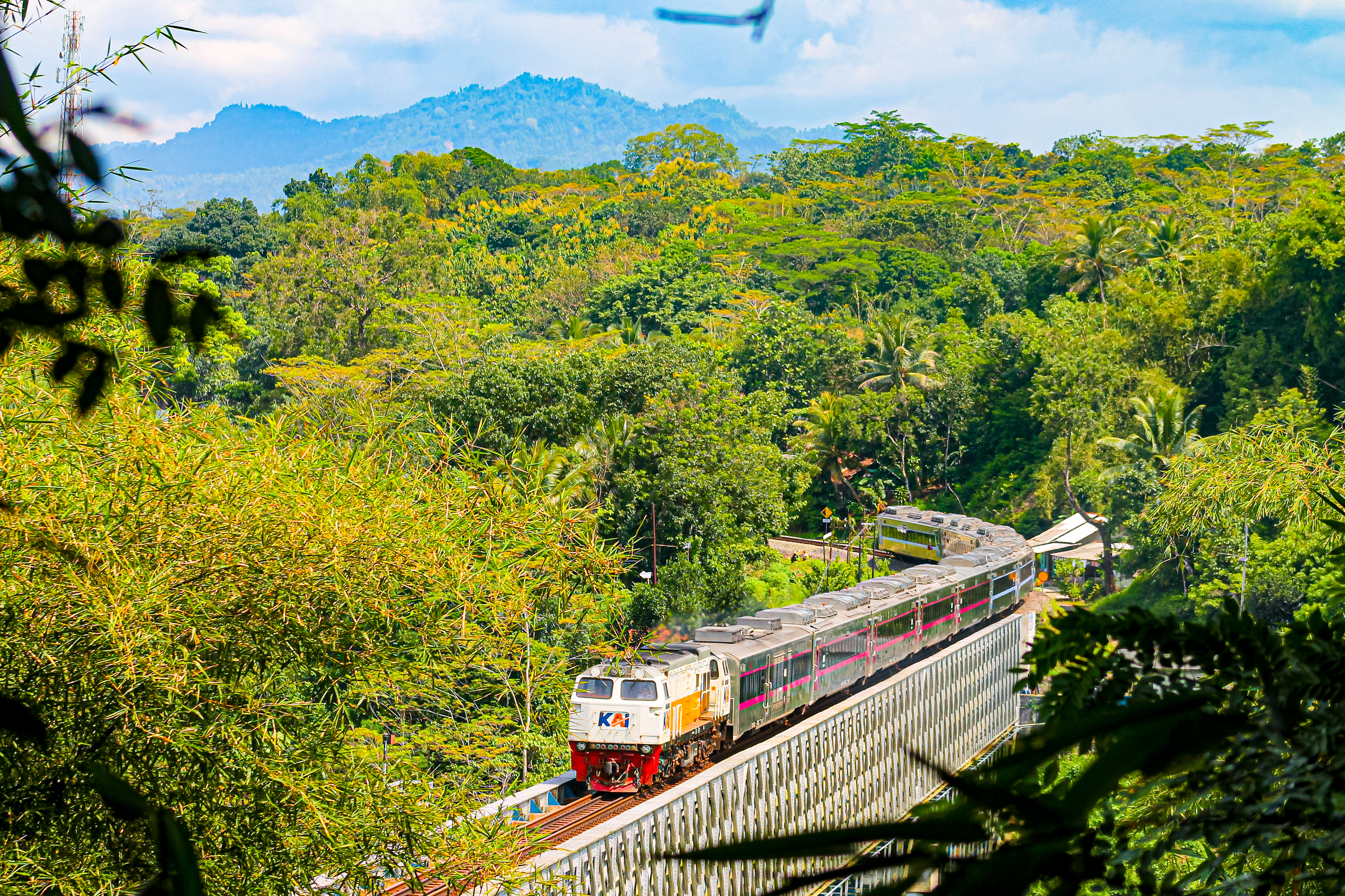 Keindahan Jembatan Kereta Api Cirahong