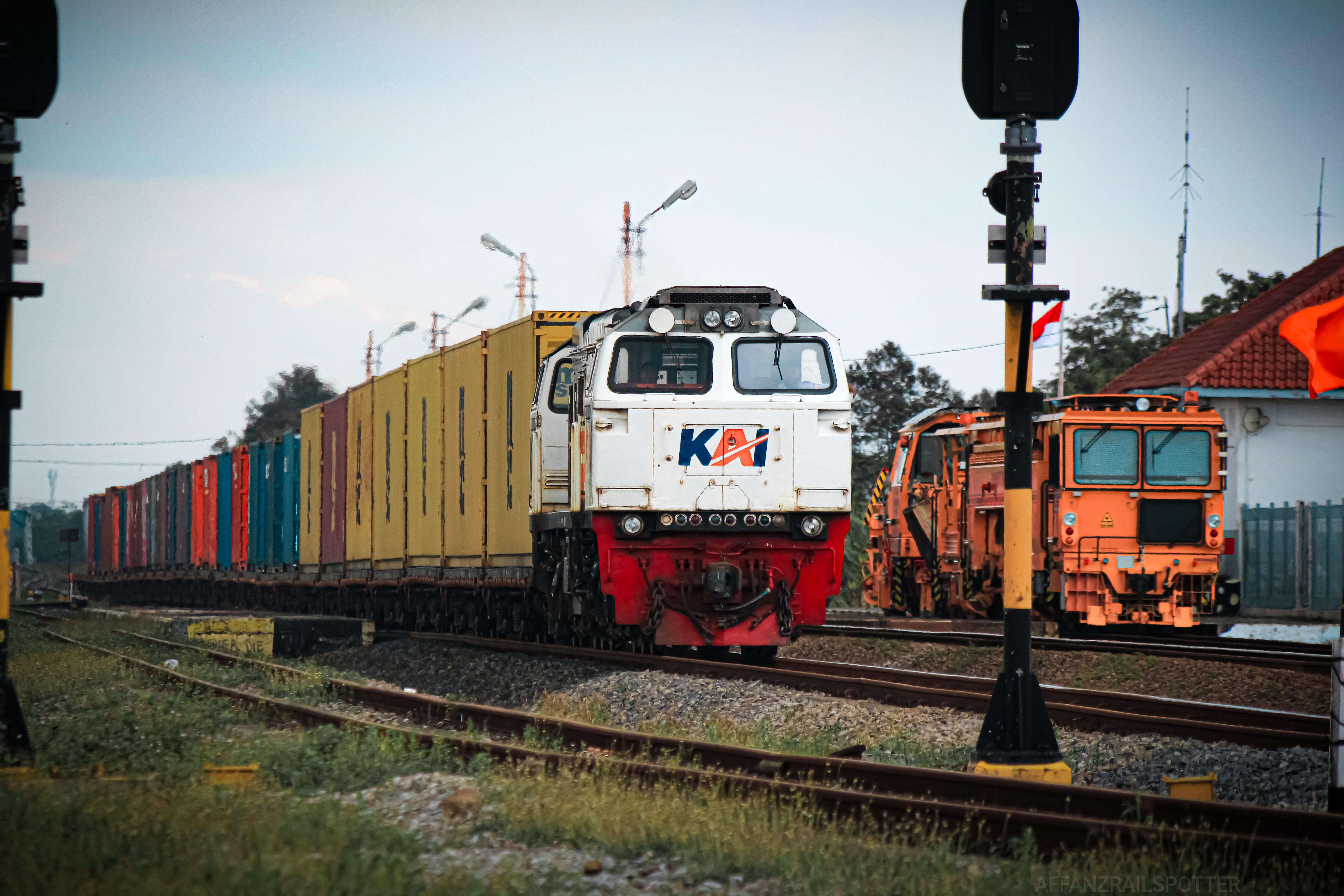 Kereta Angkutan Peti Kemas, melintas langsung Stasiun Tanjungrasa