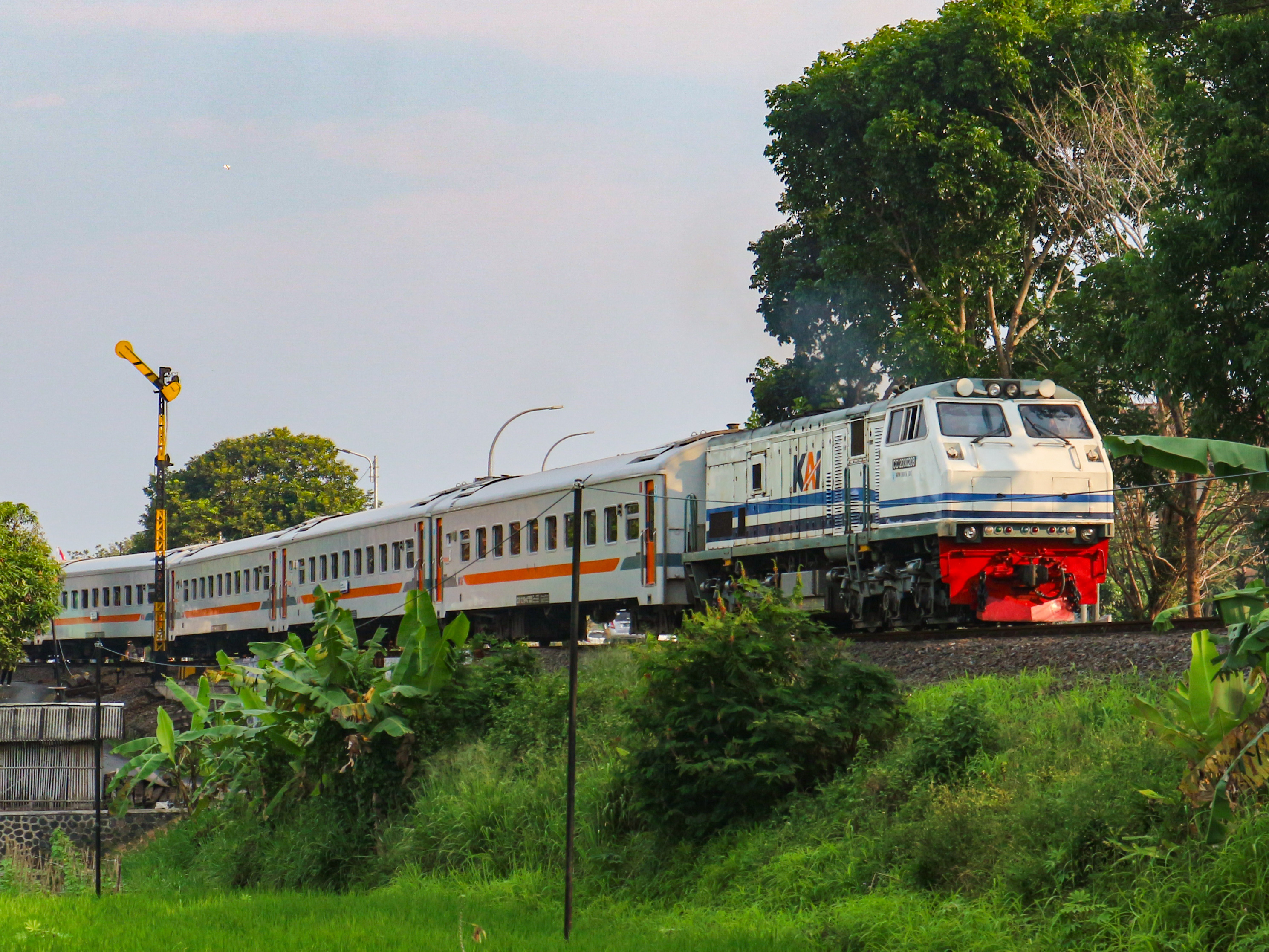 KA Pasundan Dengan Lokomotif White And Blue Diberangkatkan Dari Stasiun Indihiang