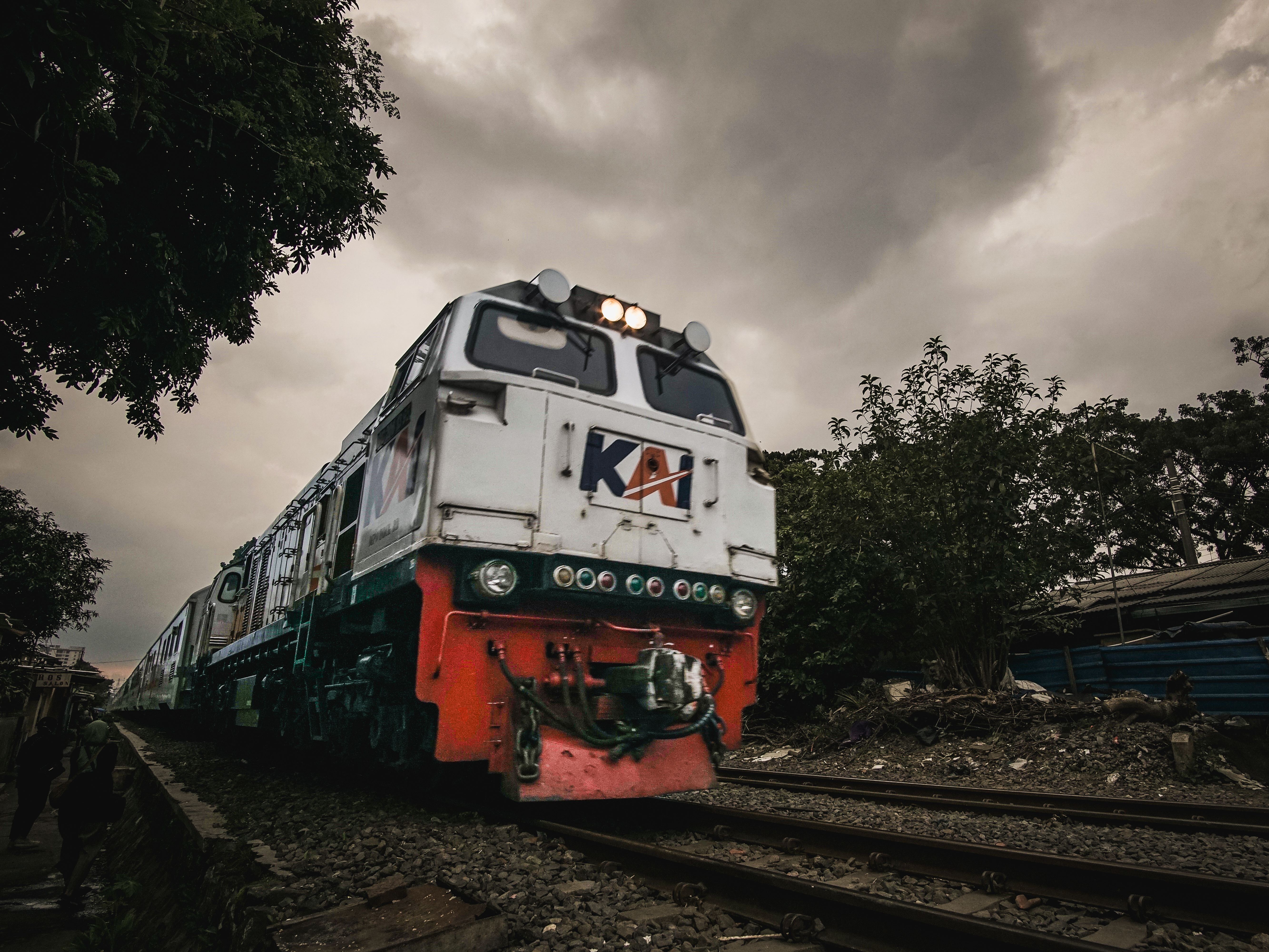 Kereta Api Malabar menuju Cipeundeuy