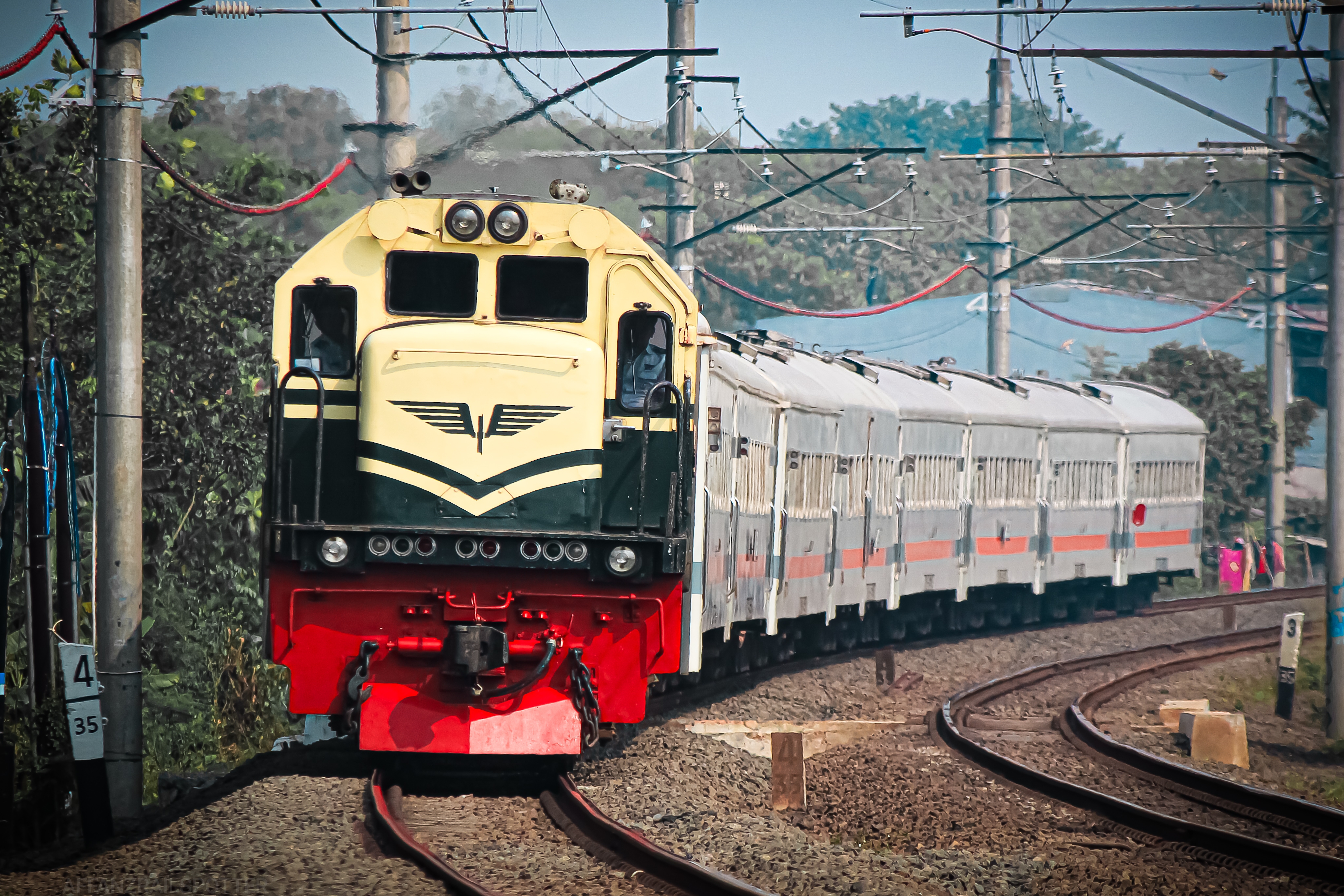 Kereta Api Airlangga Spesial Dengan Lokomotif Vintage PJKA Gen 2