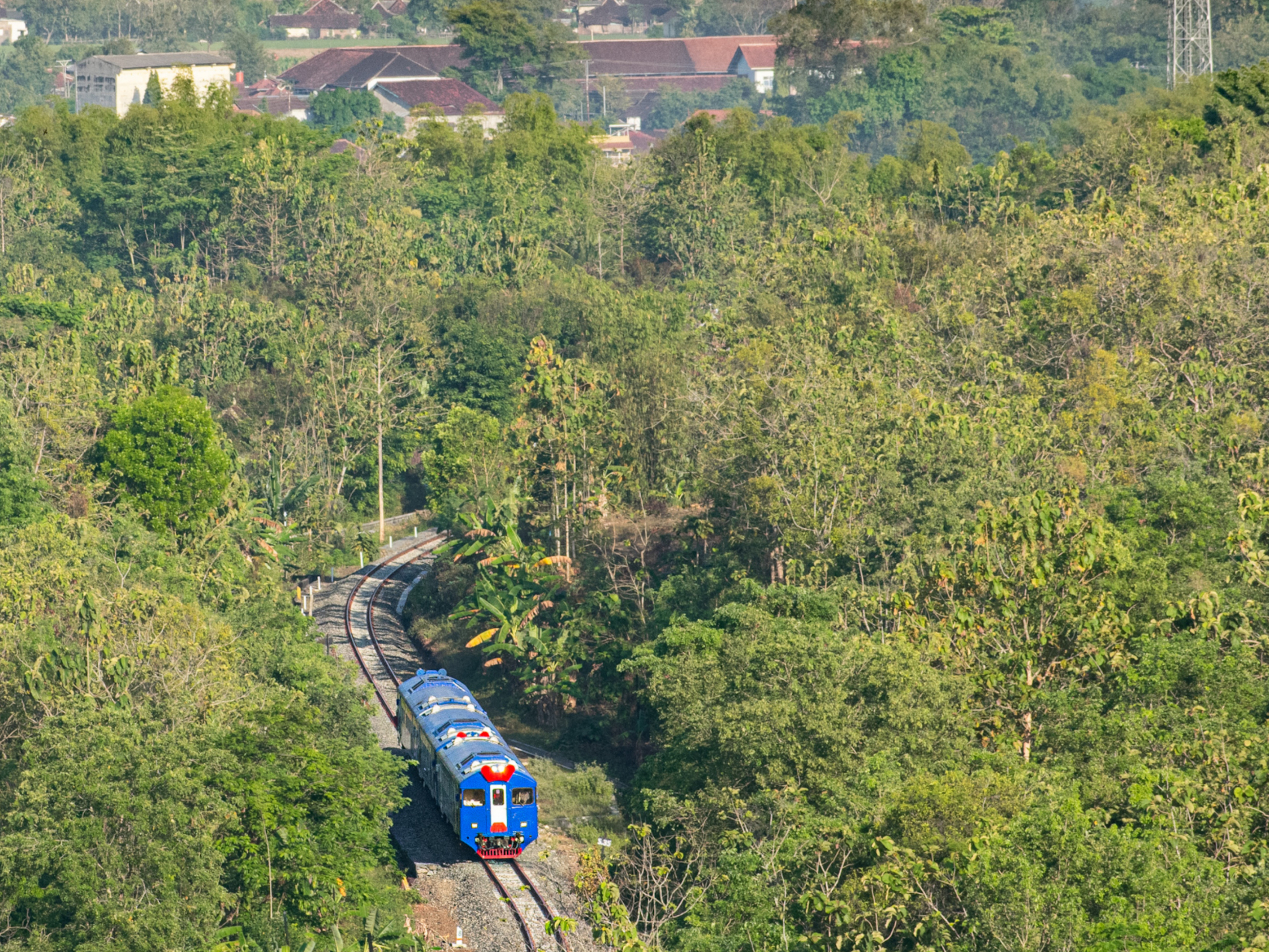 Kereta Api Bathara Kresna melintasi Perhutanan di daerah Selogiri, Wonogiri, Jawa Tengah