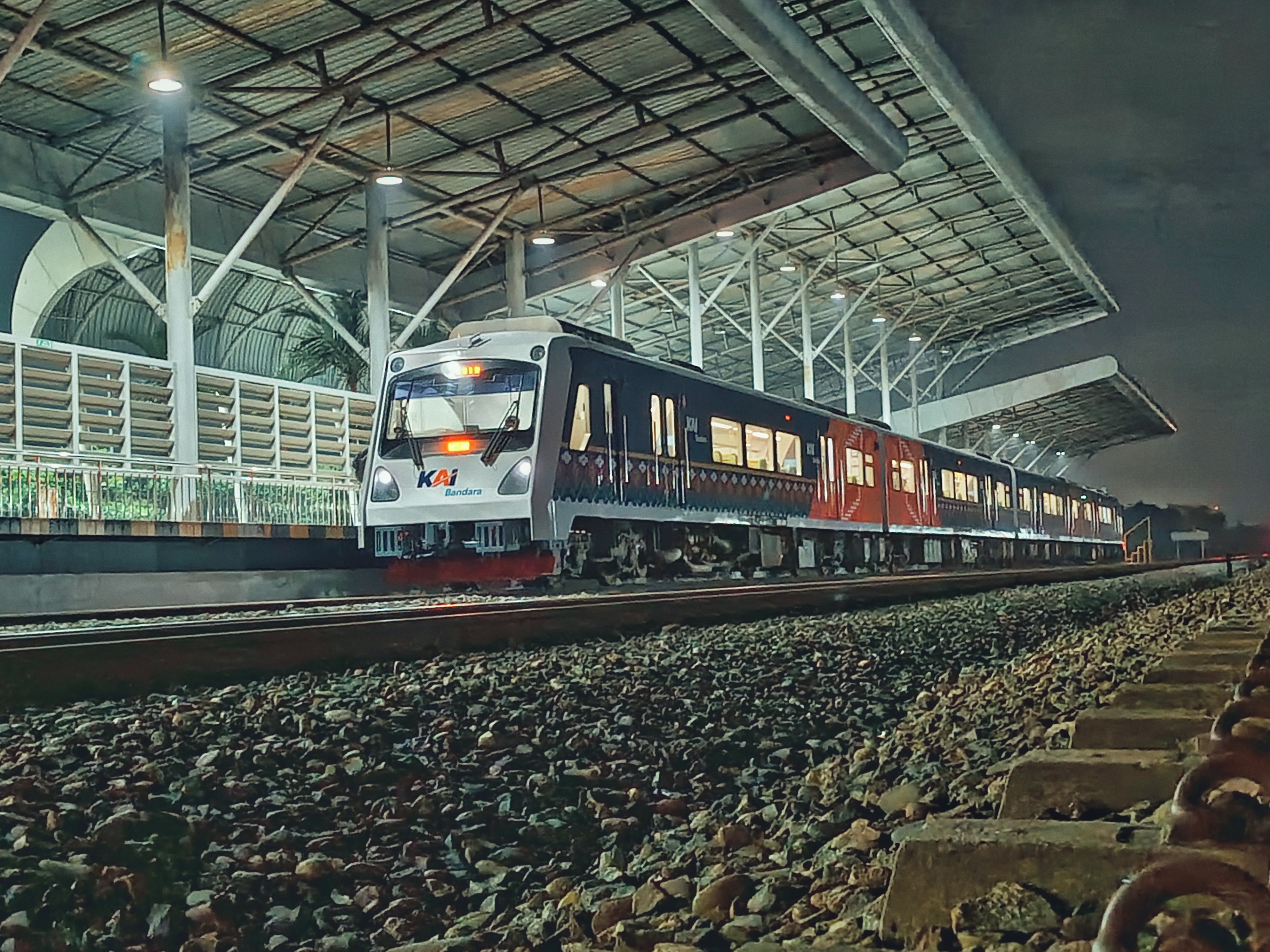 KA bandara Memasuki stasiun Bandar Khalipa