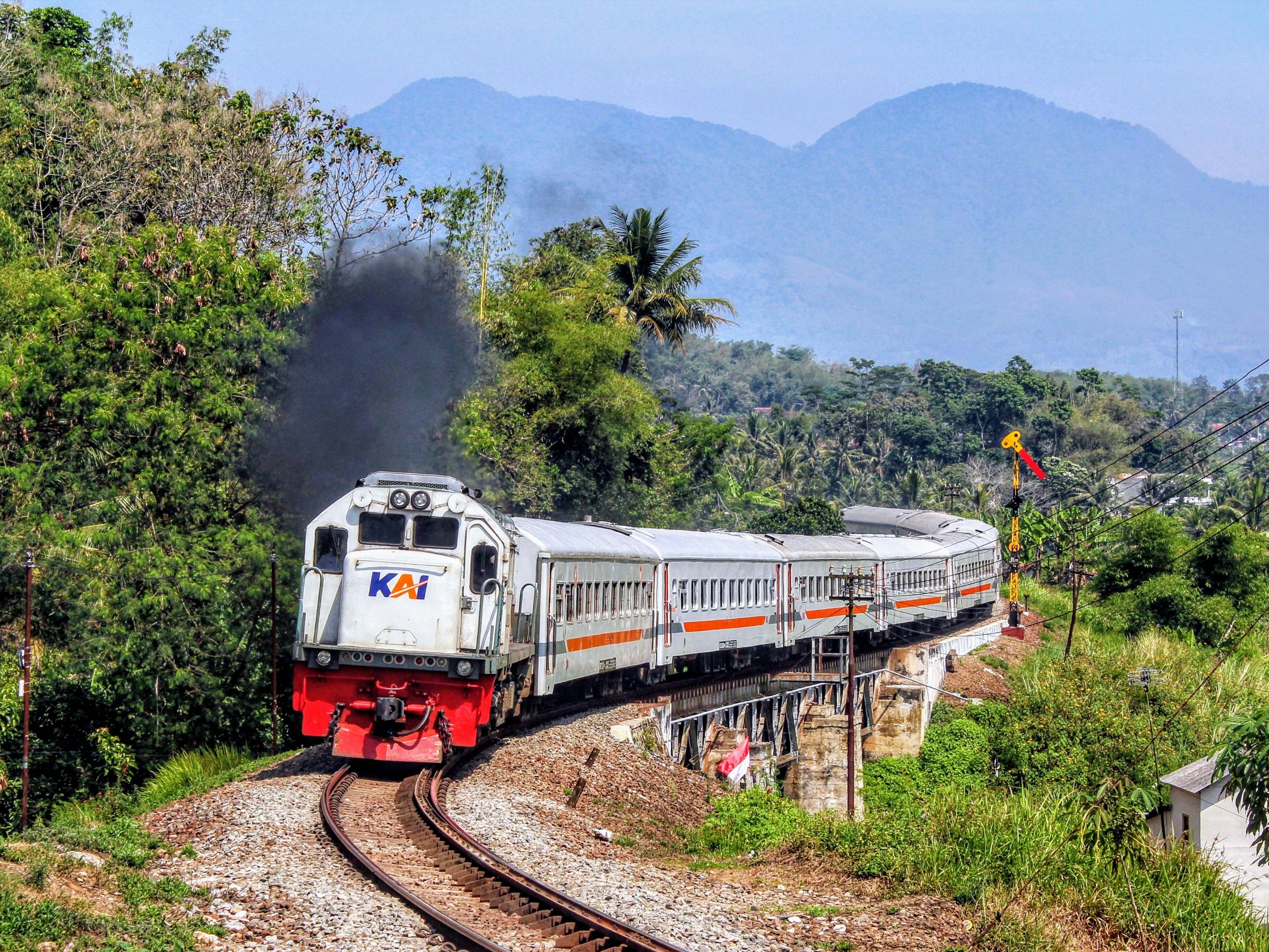 KA CommuterLine Garut Meliuk Cantik di Spot Rollercoaster