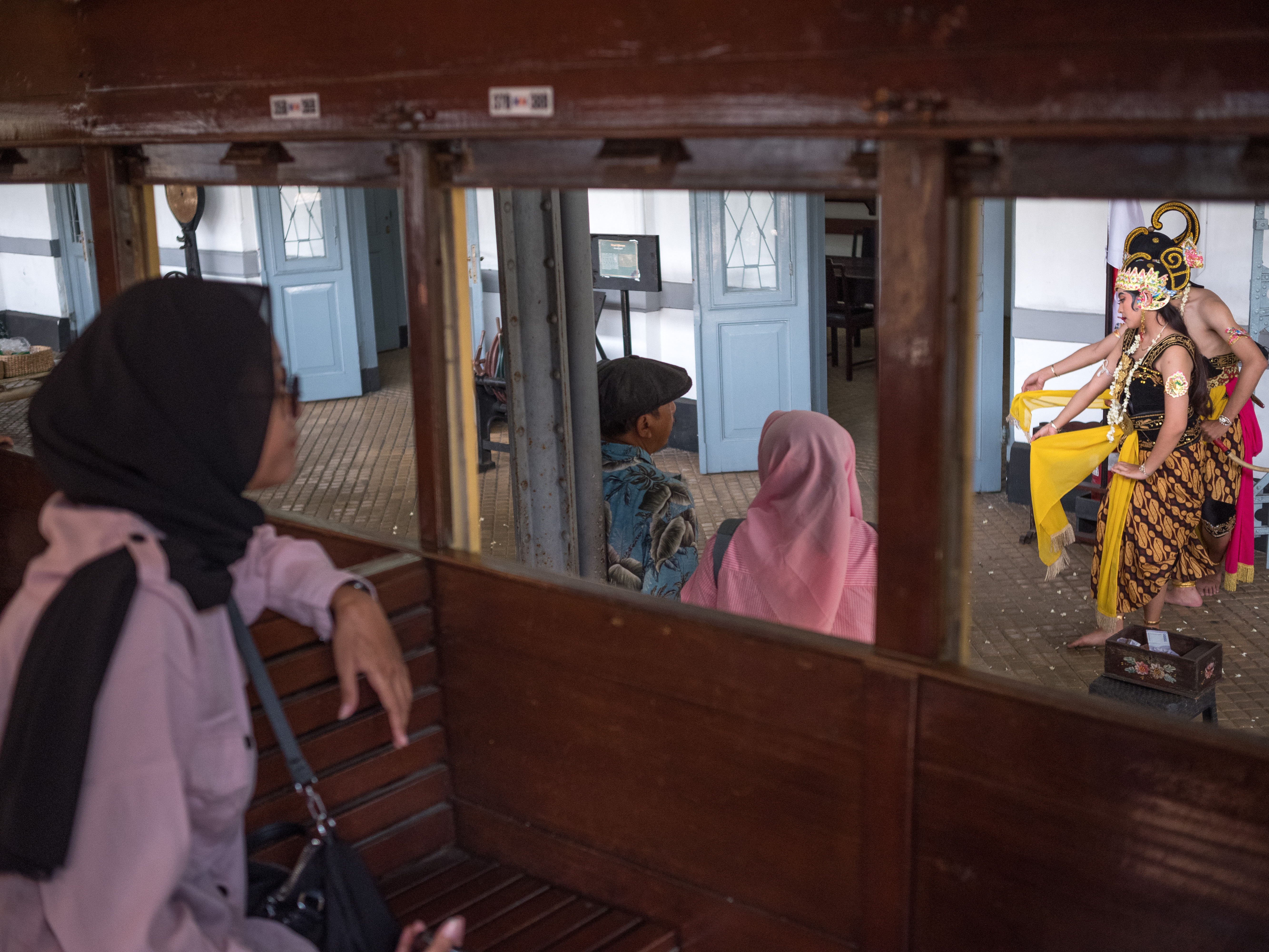 Menunggu kereta berangkat