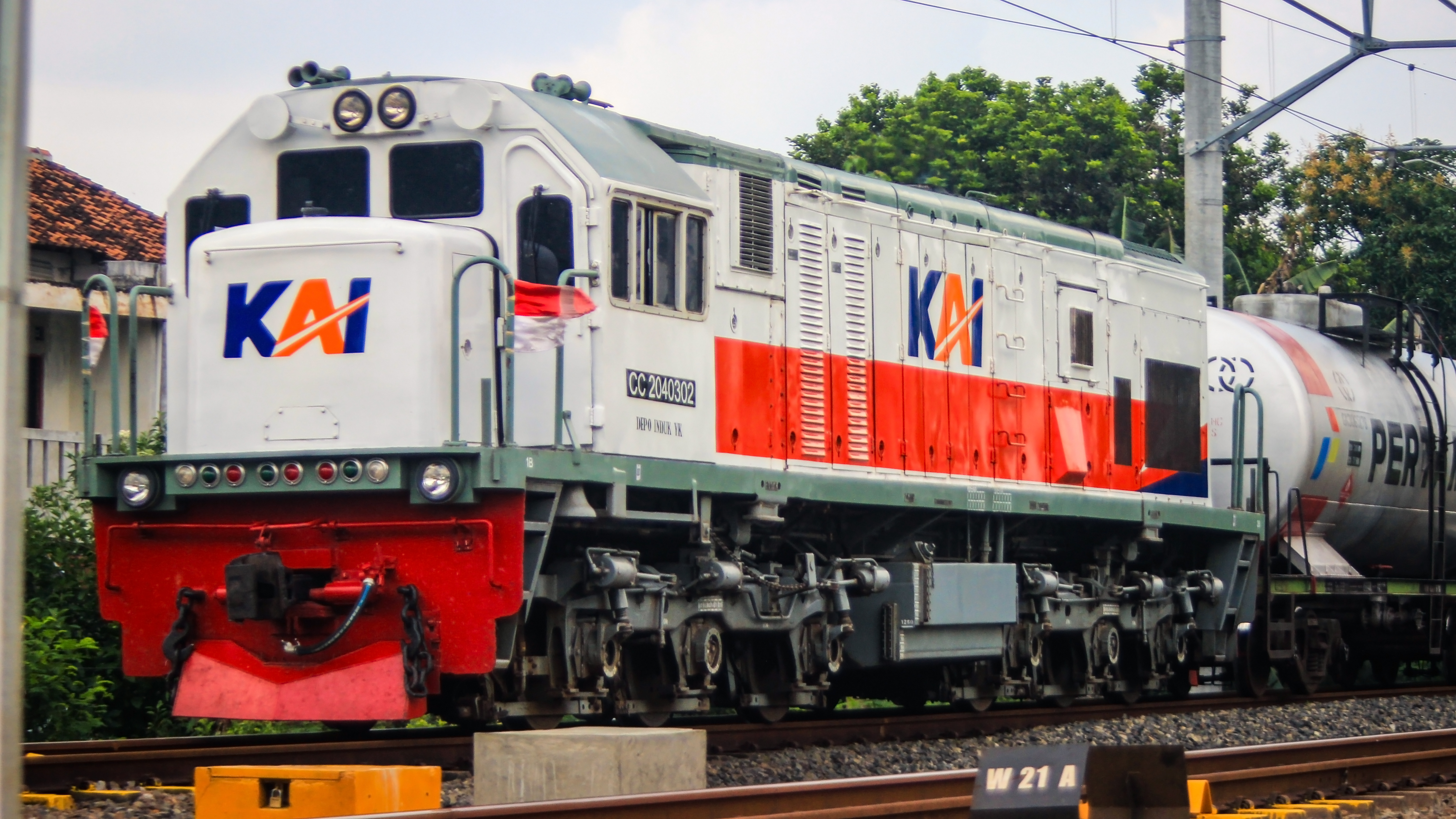 Close-up Kereta Tanker CC 204 03 02 Melintas Di Stasiun Maguwo