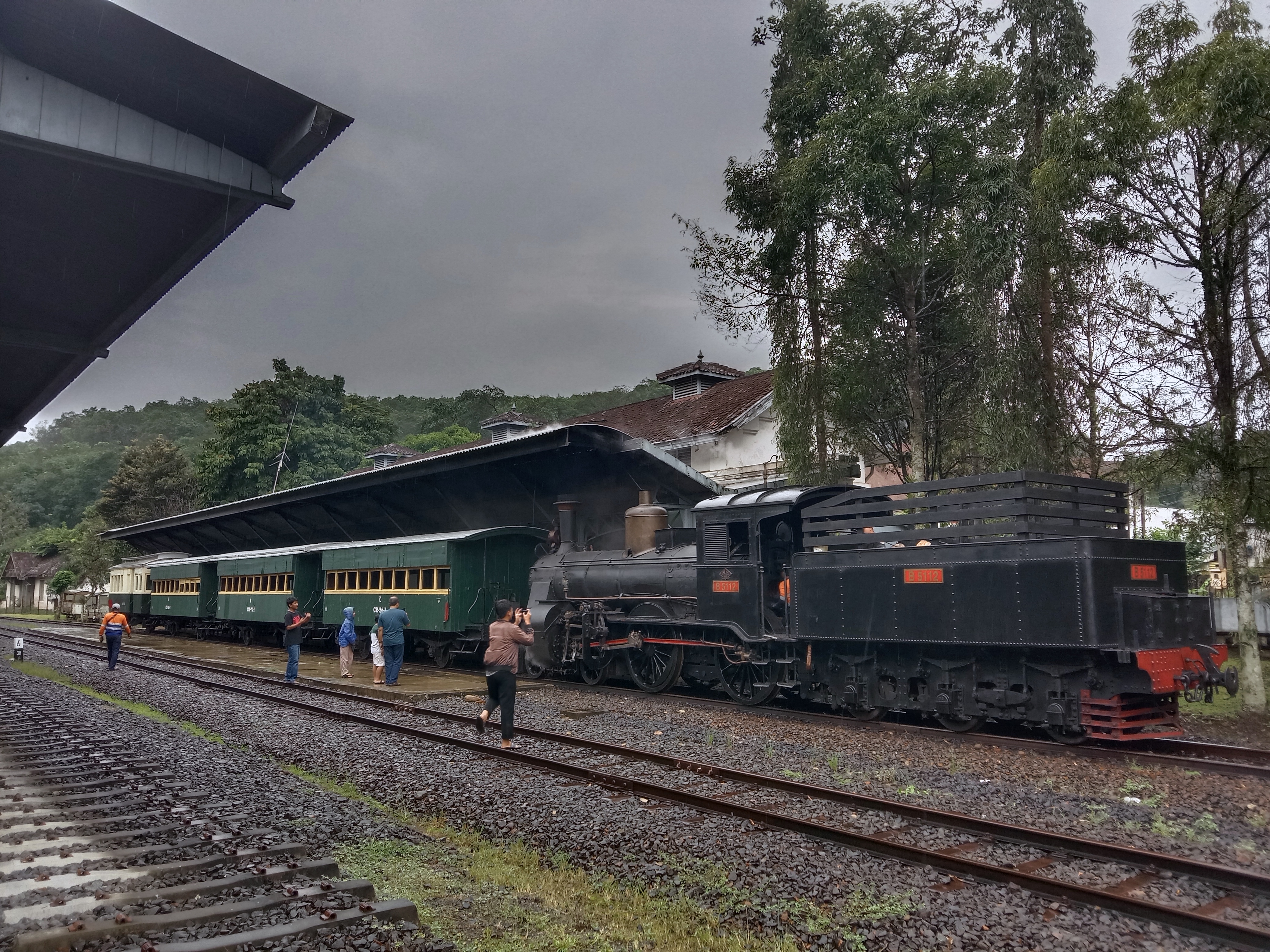 Lokomotif B51 yang sedang bertugas menarik KA Wisata Baru Klinting Ambarawa Tuntang