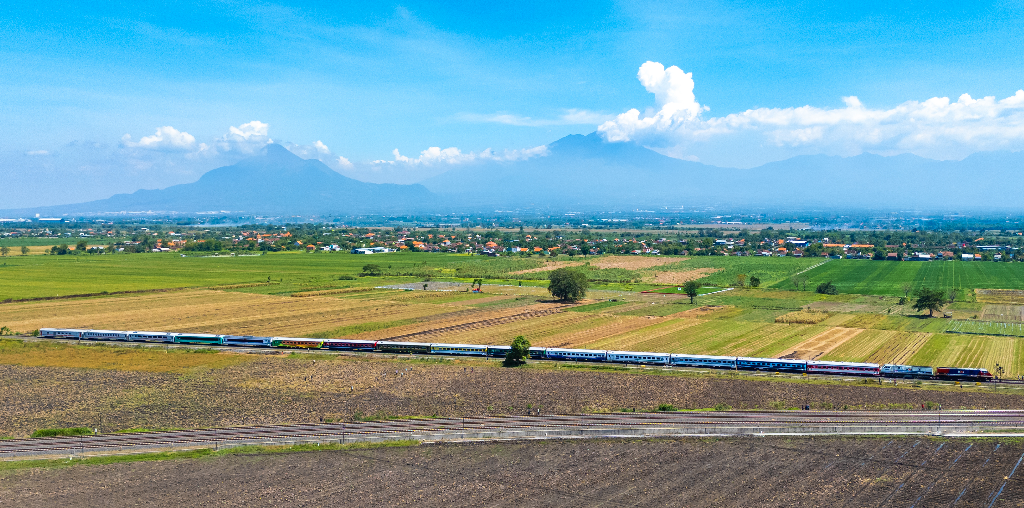 Dari lok klasik hingga livery modern, deru roda baja terus berputar menembus waktu. 80 tahun KAI, saksi perjalanan bangsa di antara hamparan sawah dan gagahnya gunung. Bukan sekadar kereta ini adalah kisah tentang perjalanan, perubahan, dan kebanggaan