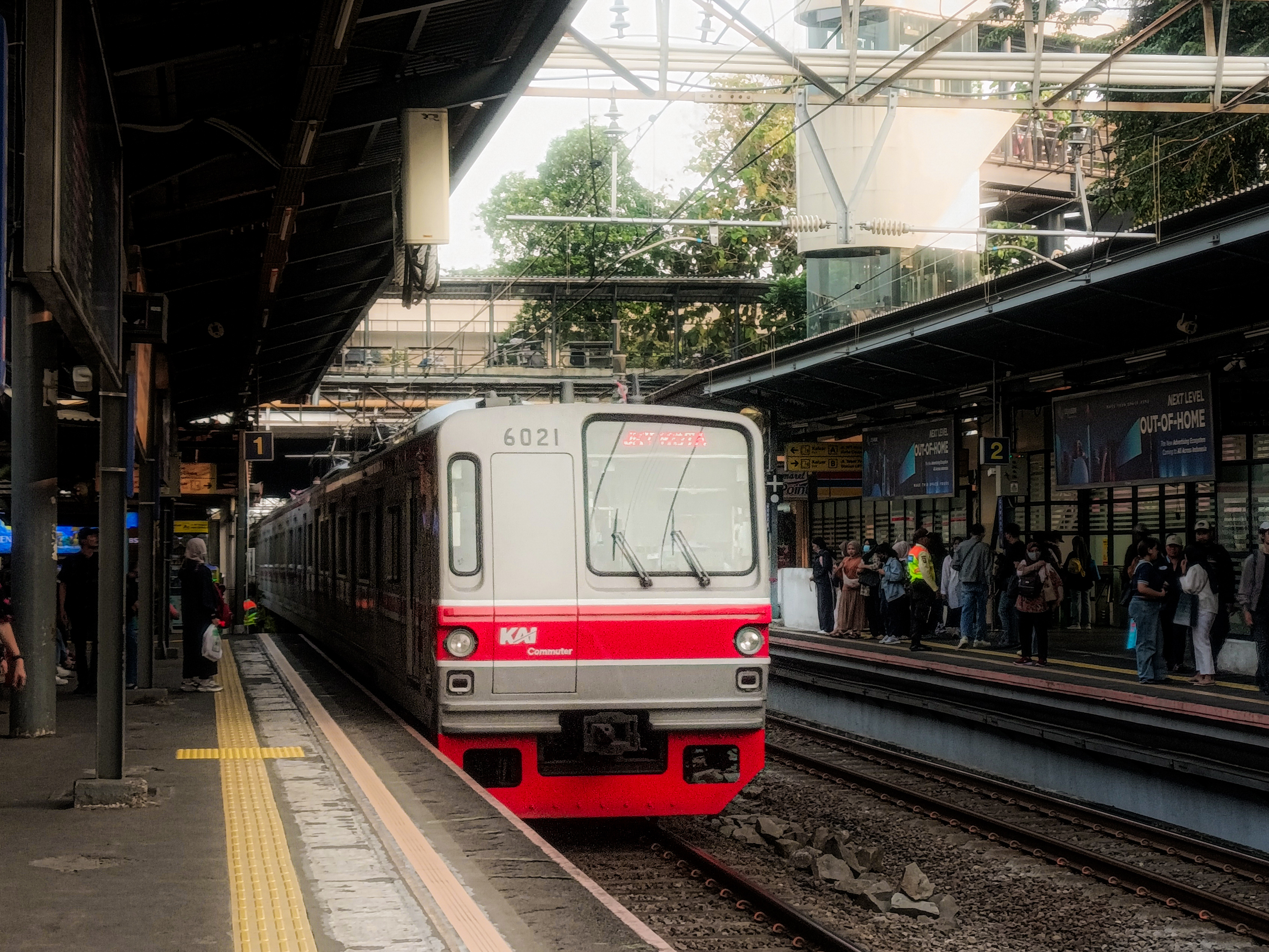 Hiruk Pikuk Aktivitas Stasiun Cawang