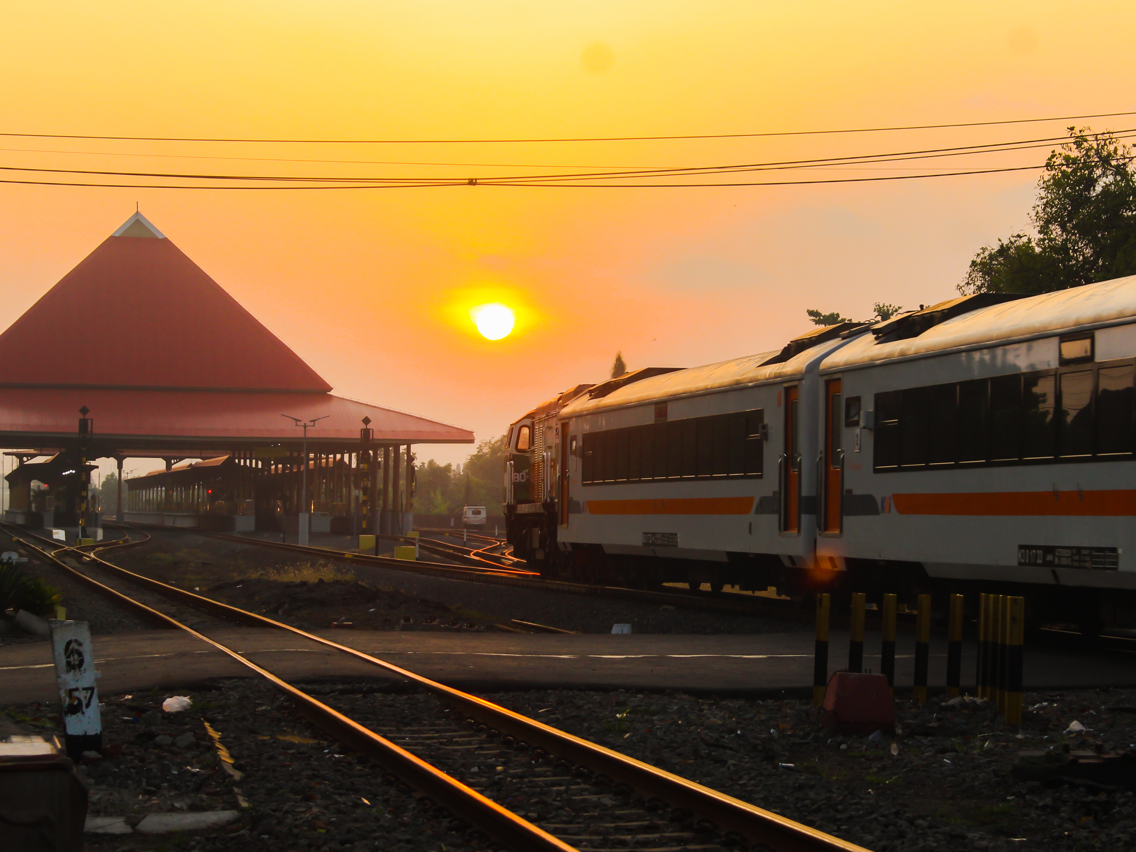 Kereta Jayakarta di Stasiun Mojokerto