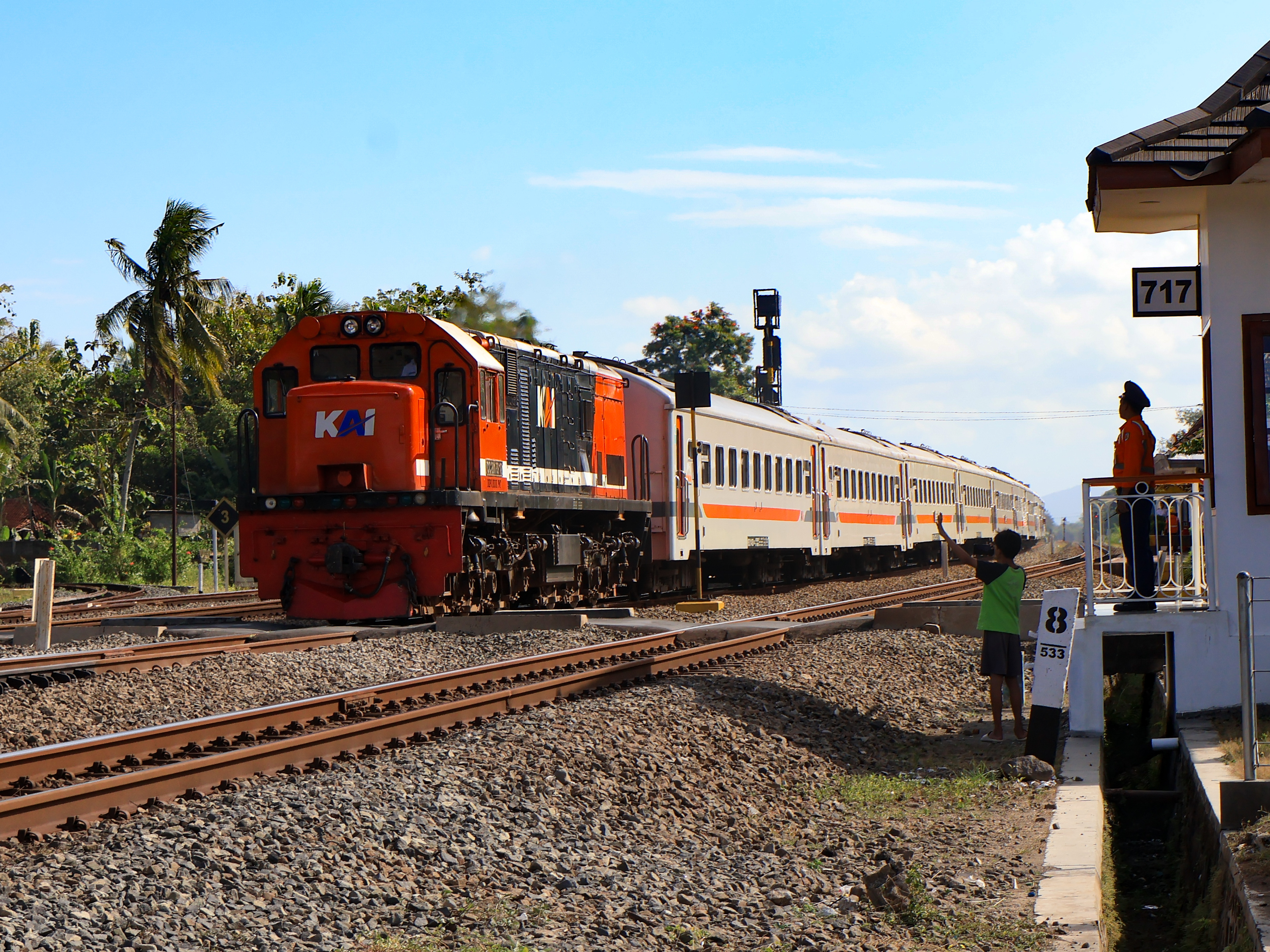 Kereta Api Melintas Langsung di JPL 717 Ditarik Oleh Lokomotif Red And Blue