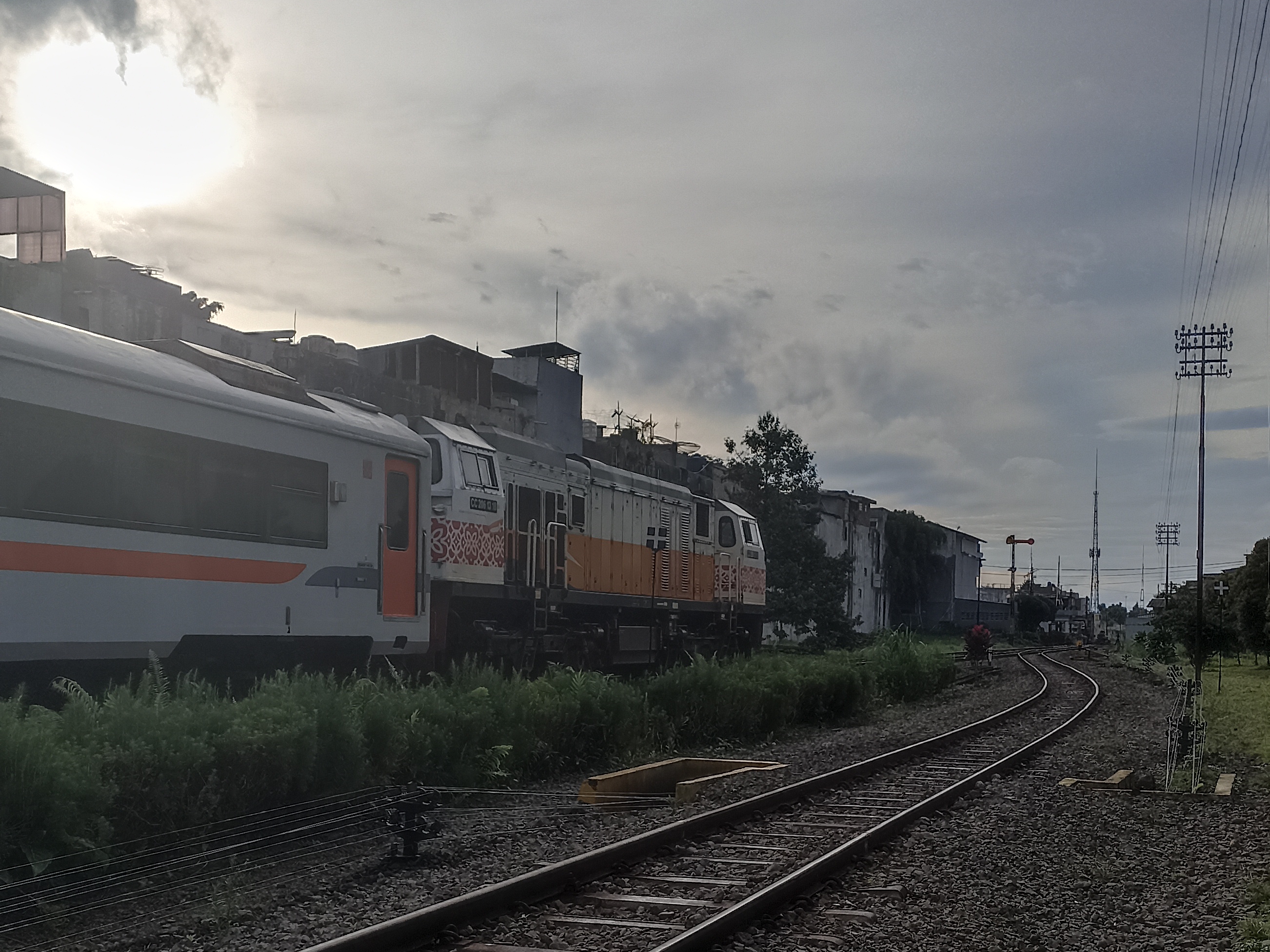 KA Pangrango Menunggu Sinyal dan Semboyan Keberangkatan di Stasiun Sukabumi