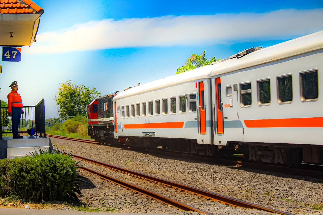 Menjaga Setiap Detik Kehidupan Di Atas Rel