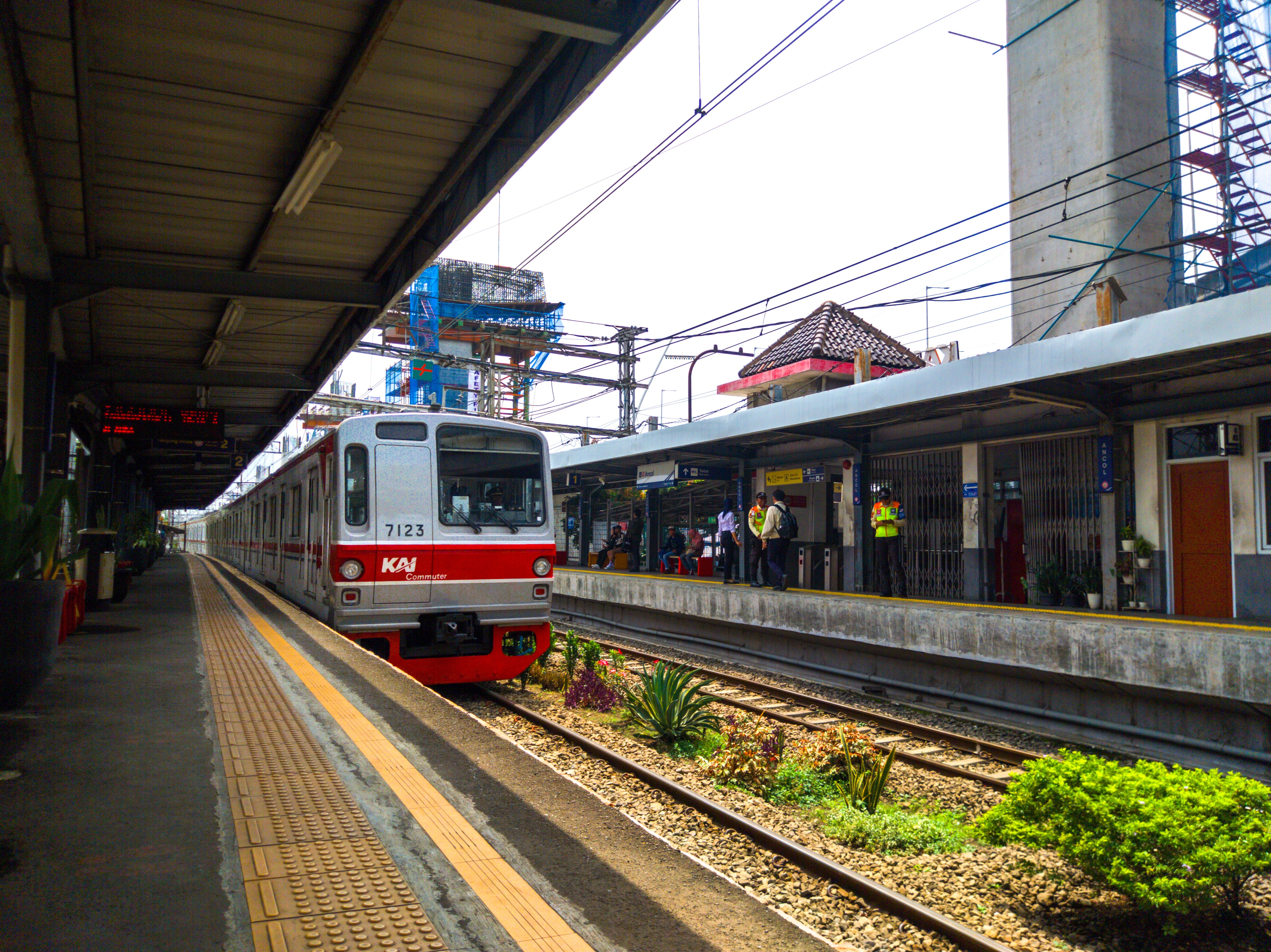 Tokyo Metro 7000 Series Berdinas KRL Tanjung Priok Line, Persiapan Berhenti Di Stasiun Ancol