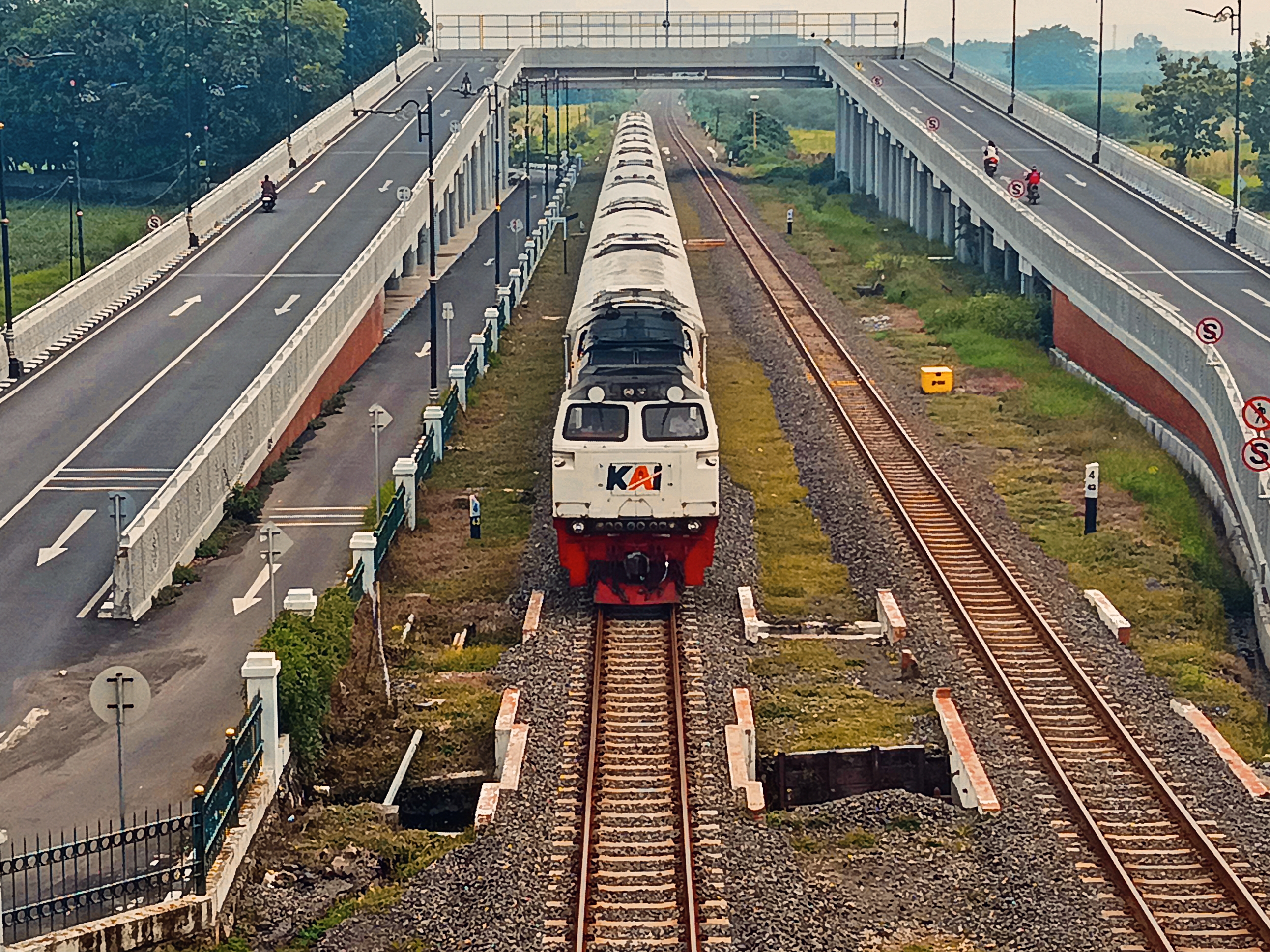 Kereta api Ranggajati diambil dari atas JPO Stasiun Kedinding