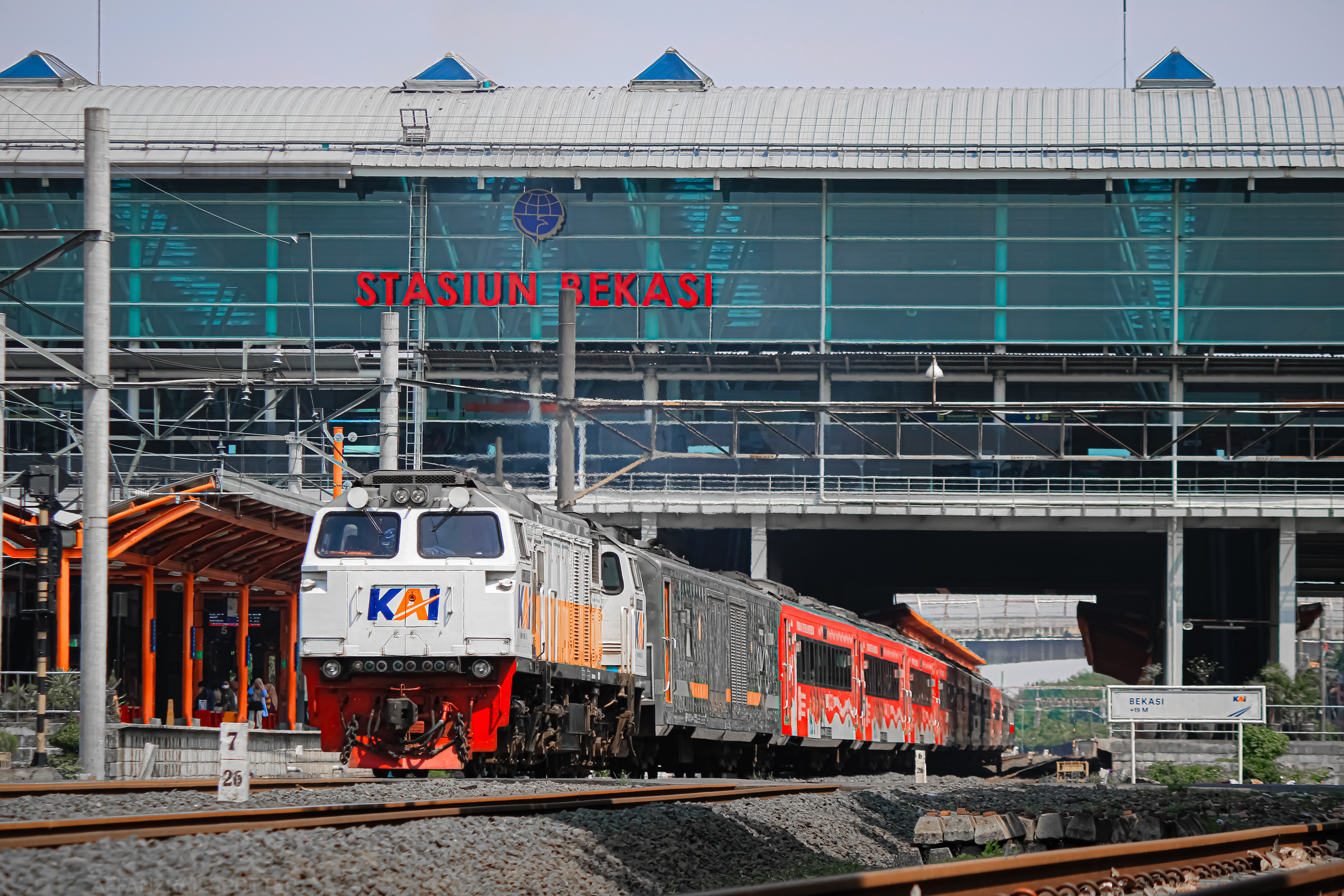 Parahyangan diberangkatkan kembali dari Jalur 3 Stasiun Bekasi