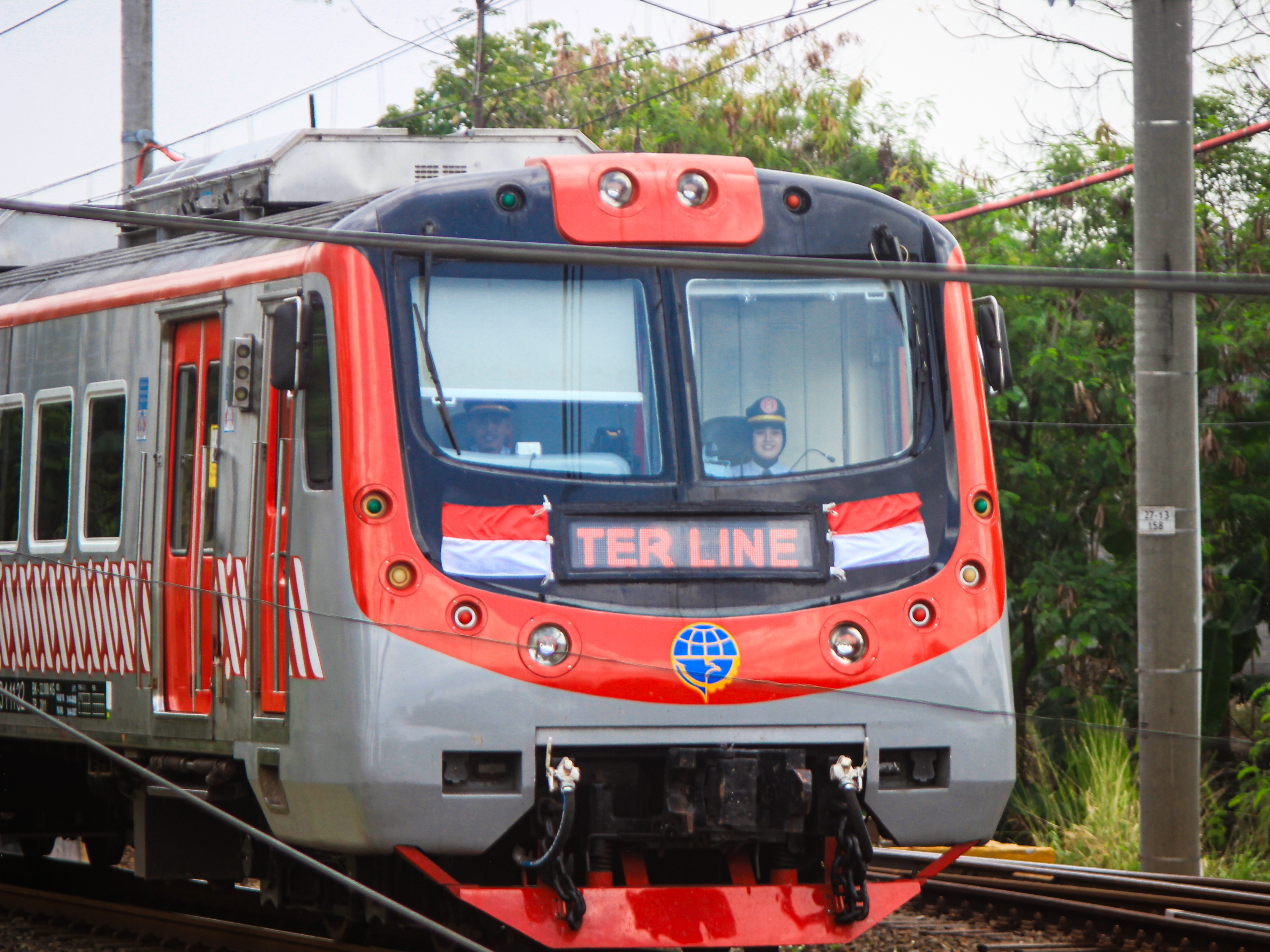 Close-up KRL Commuter Line Yogyakarta-Palur Yang Dikendarai oleh Masinis Perempuan
