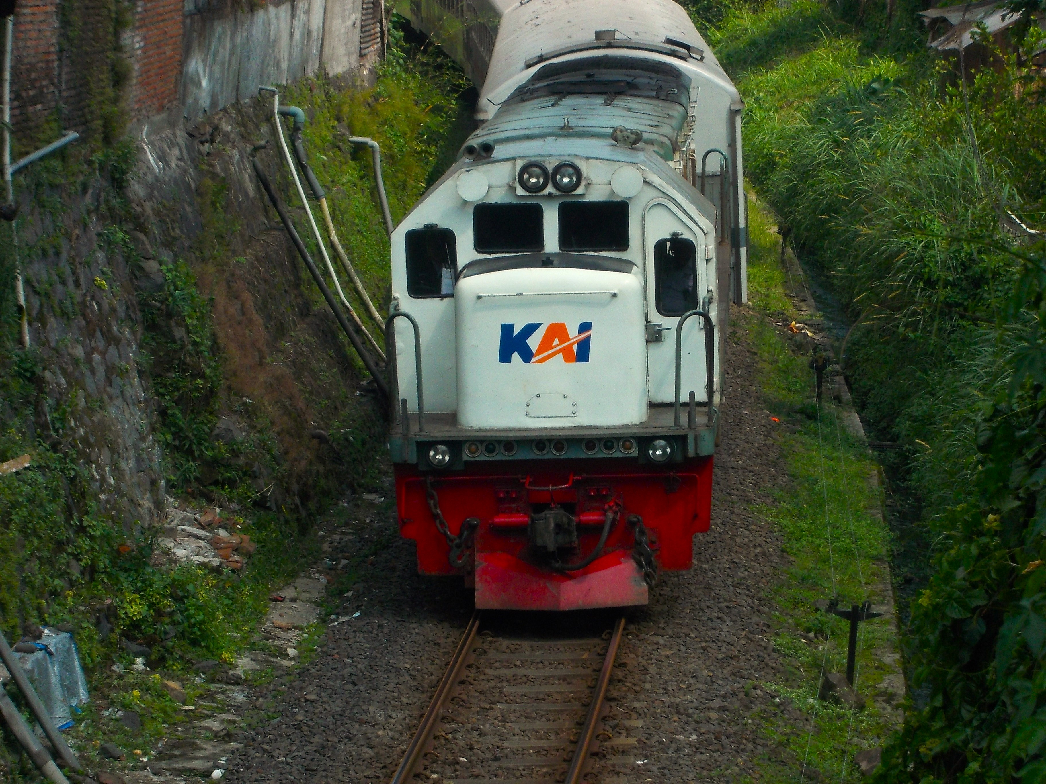 Kereta Commuterline Dhoho persiapan memasuki Terowongan
