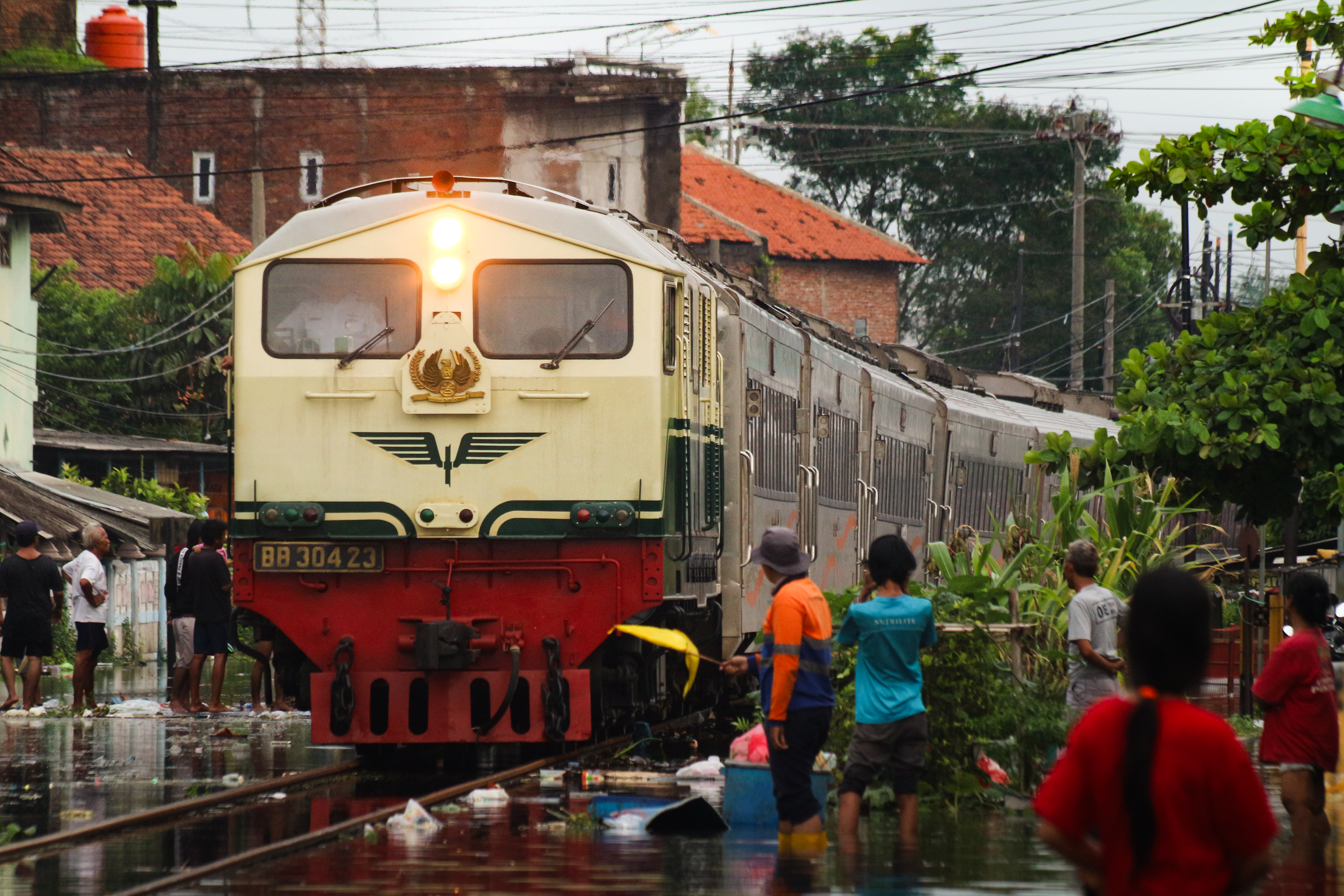 Kereta Argo Anjasmoro ditarik oleh BB304 imbas lintas terkena banjir