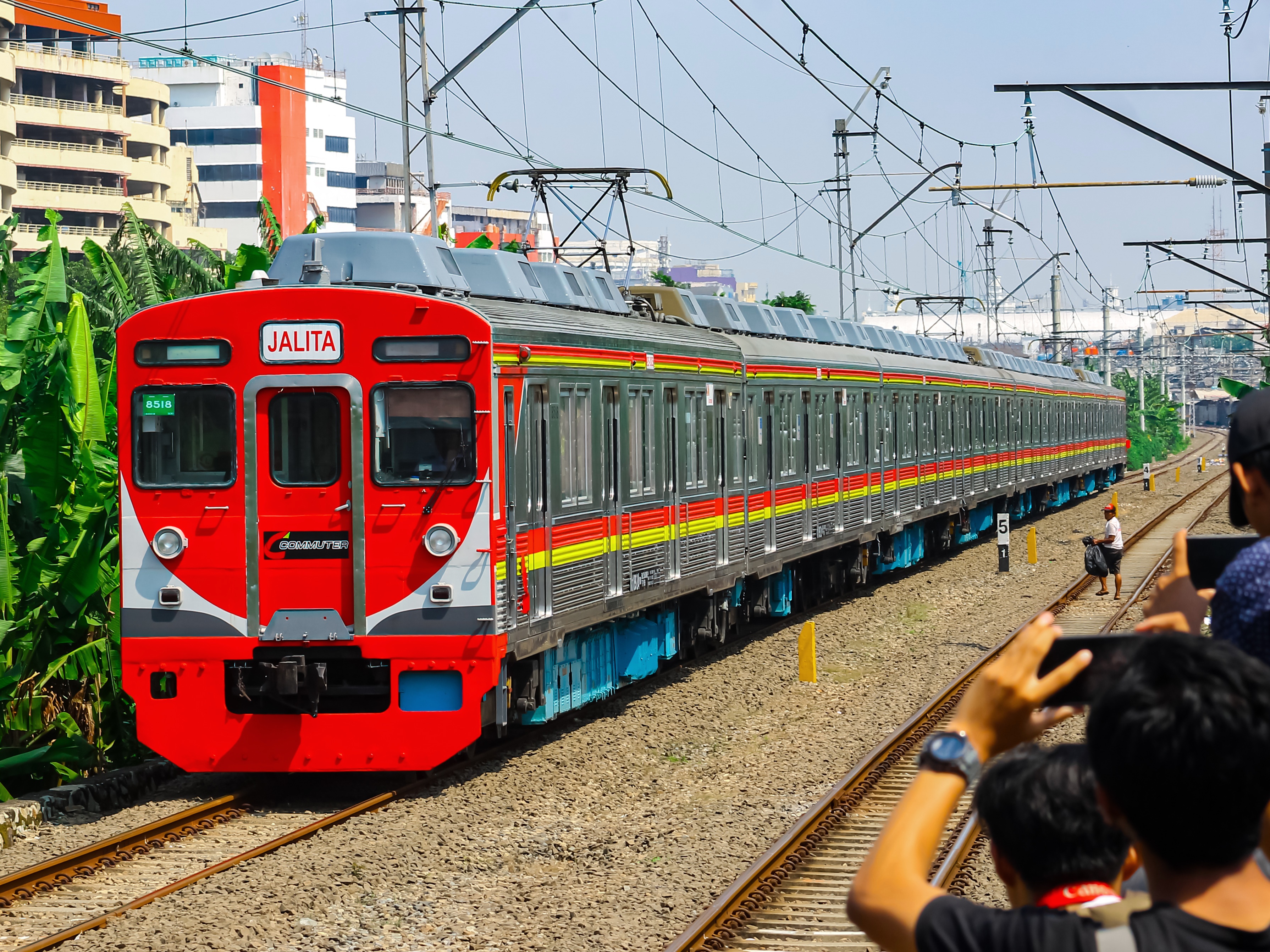 Antusiasme para Pecinta KRL saat datangnya KRL Seri 8500 terakhir mengenakan skema livery "JALITA"