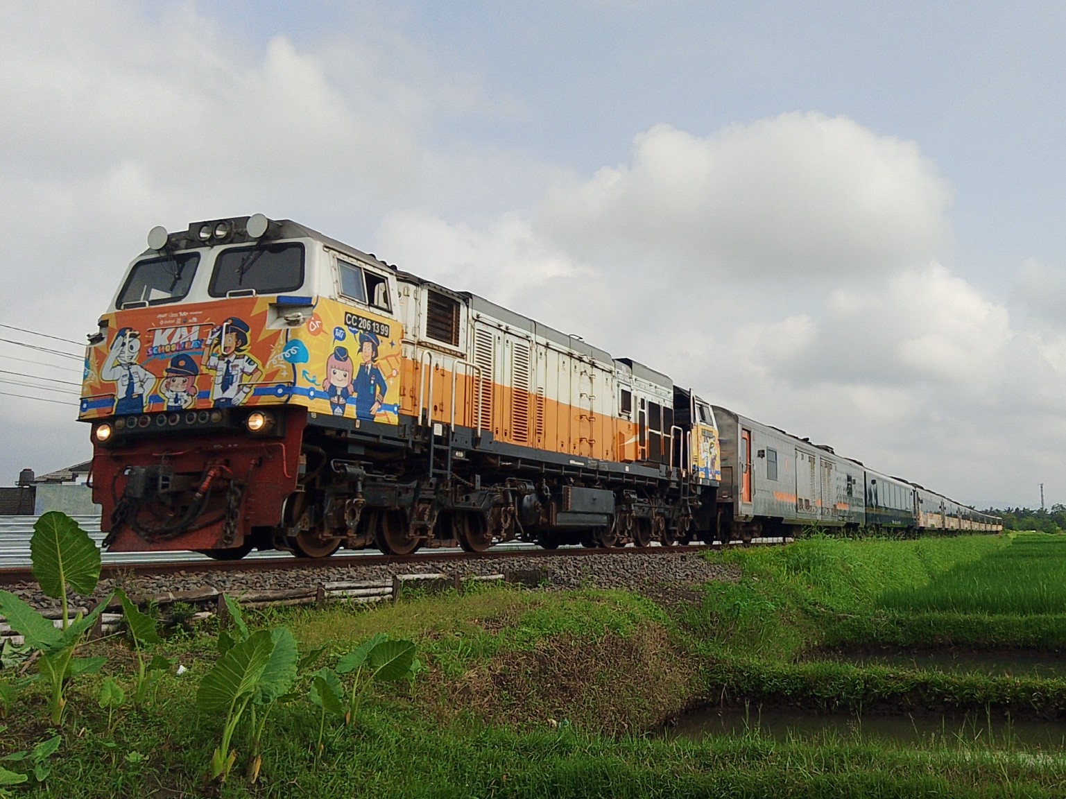 Kereta Serayu Di Stasiun Indihiang