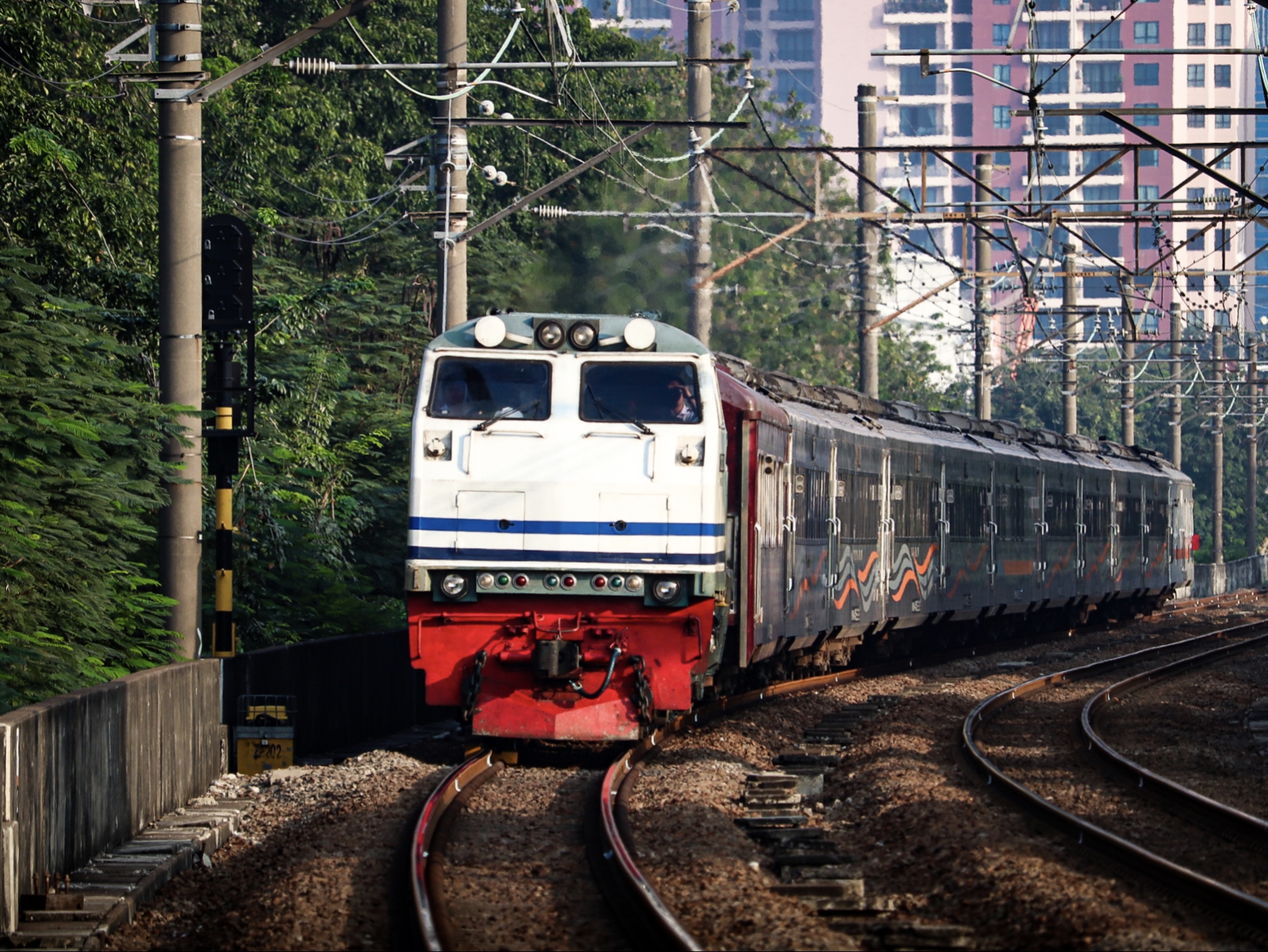 Kereta Parahyangan persiapan melintas langsung Stasiun Mangga Besar