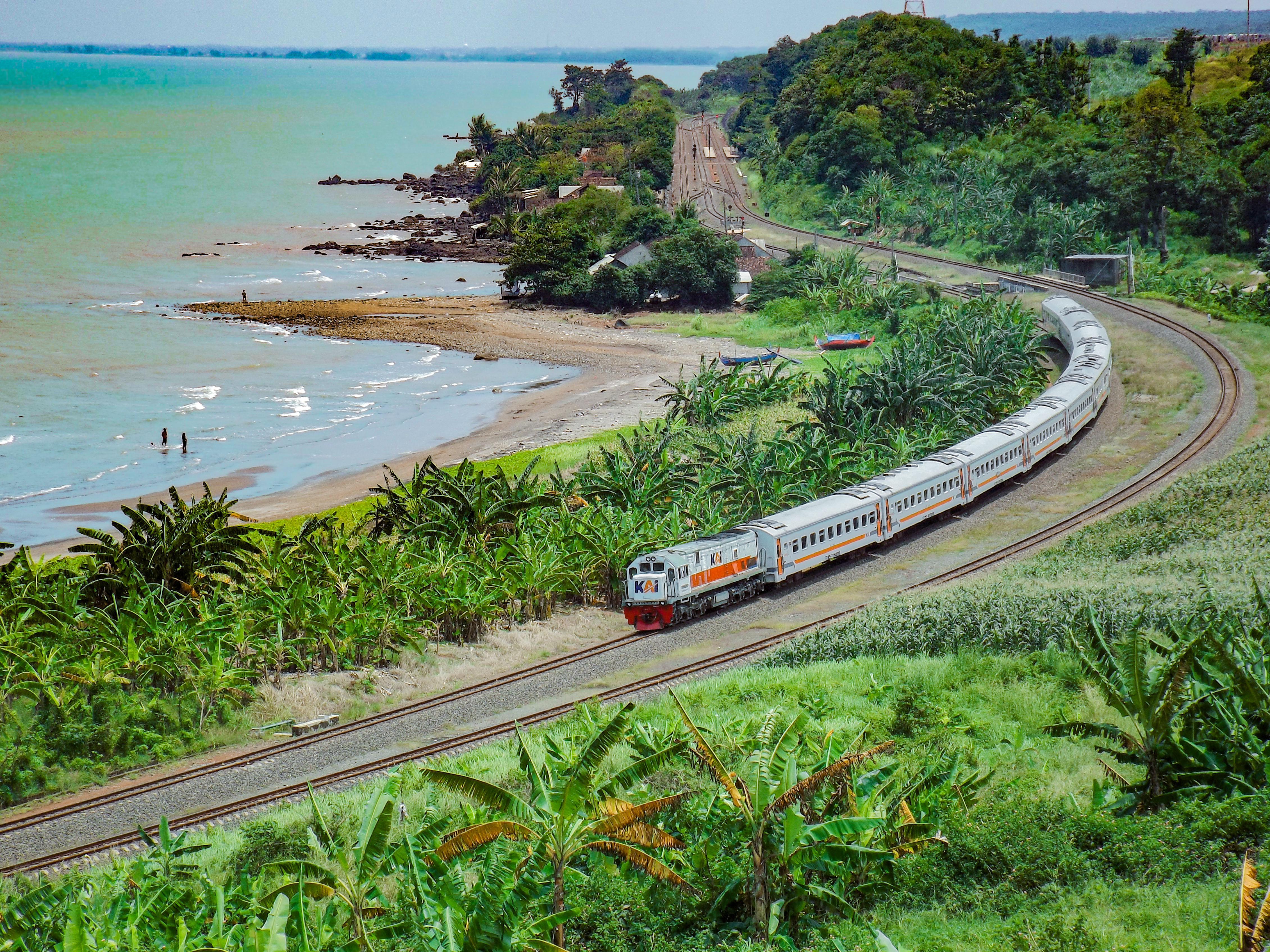 Kereta api menyusuri pesisir pantai Utara jawa