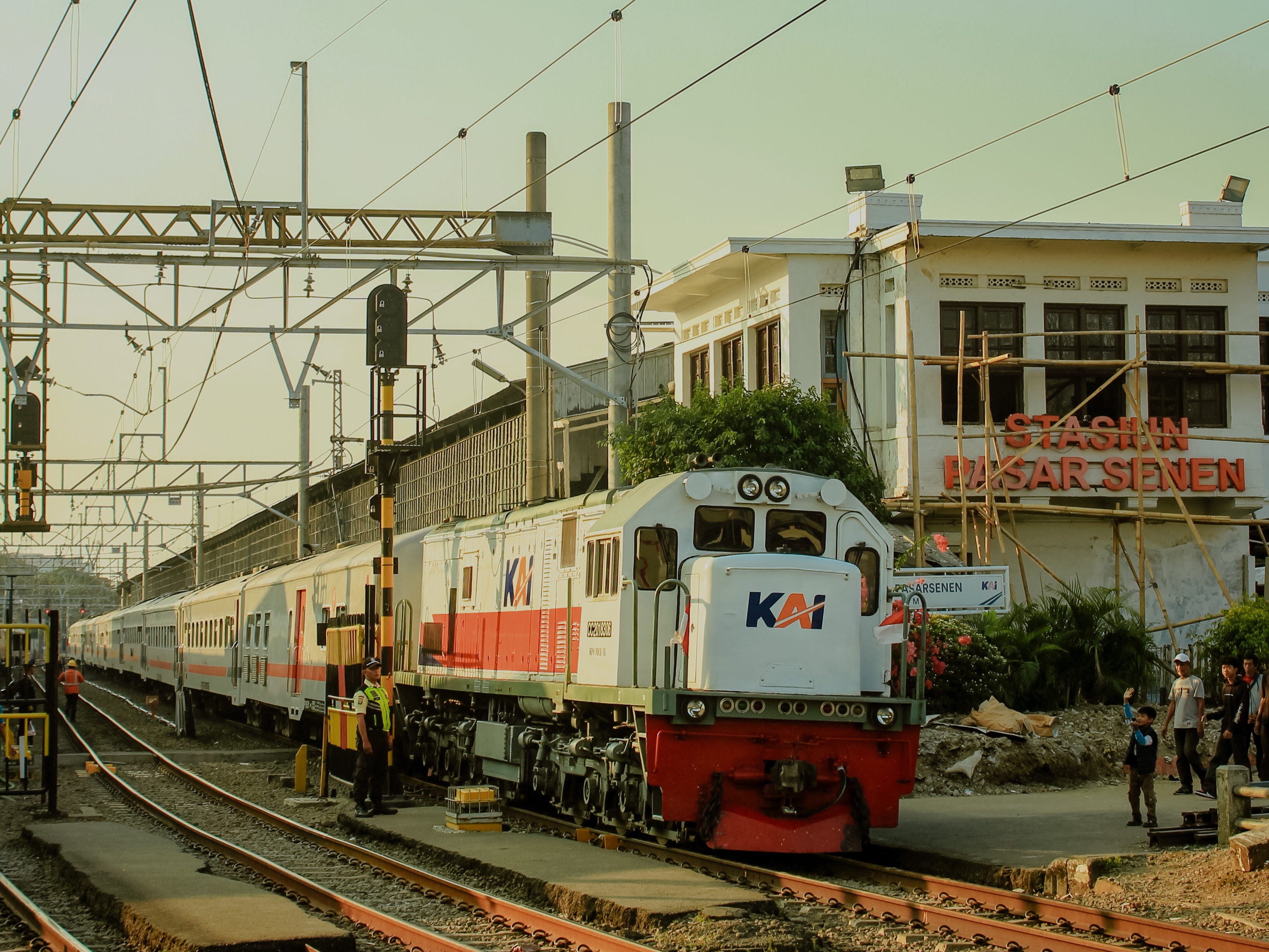 KA Menoreh meninggalkan stasiun Pasarsenen