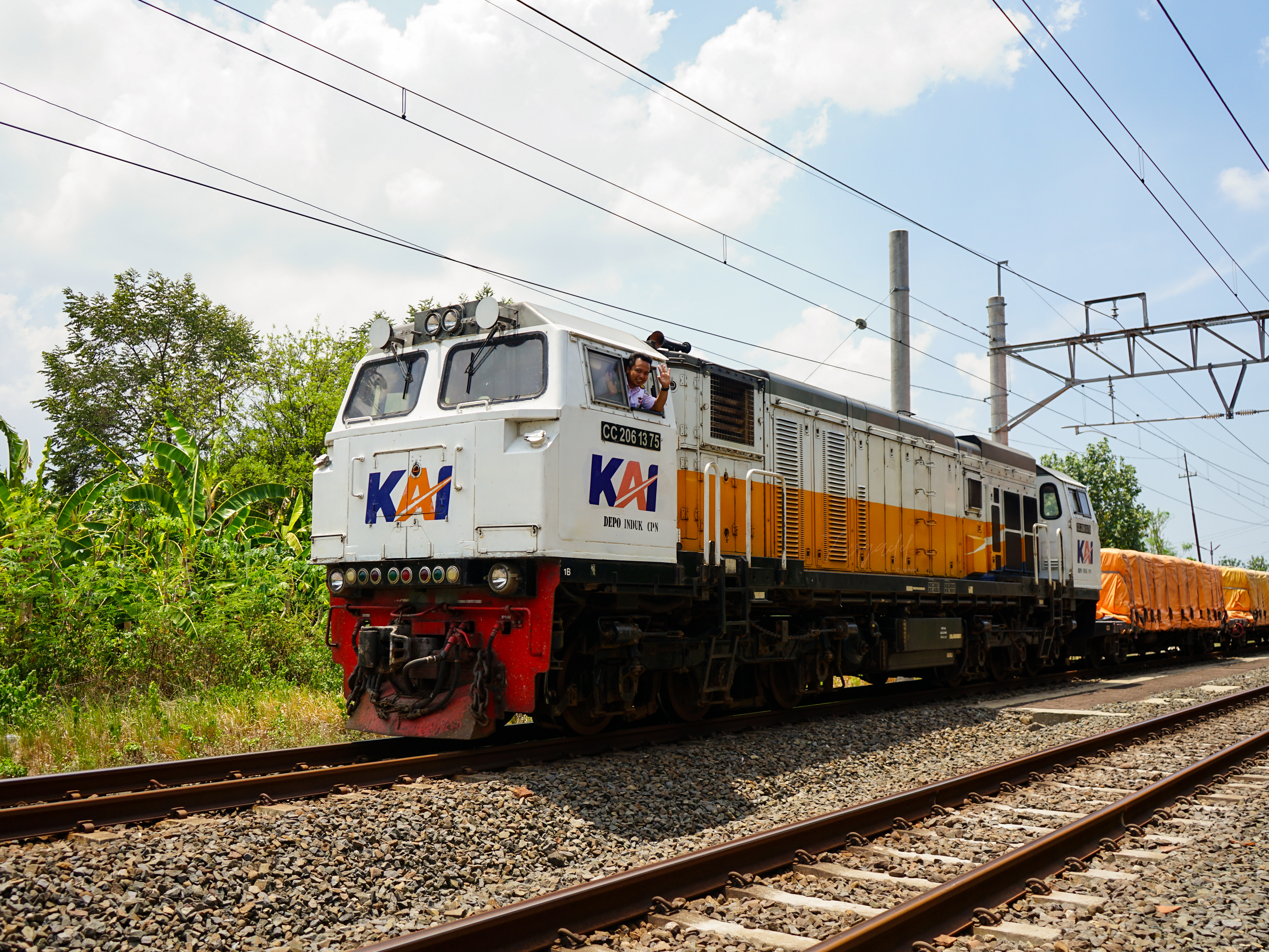 Masinis menyapa dengan KA Semen Karsolo di Stasiun Kalasan