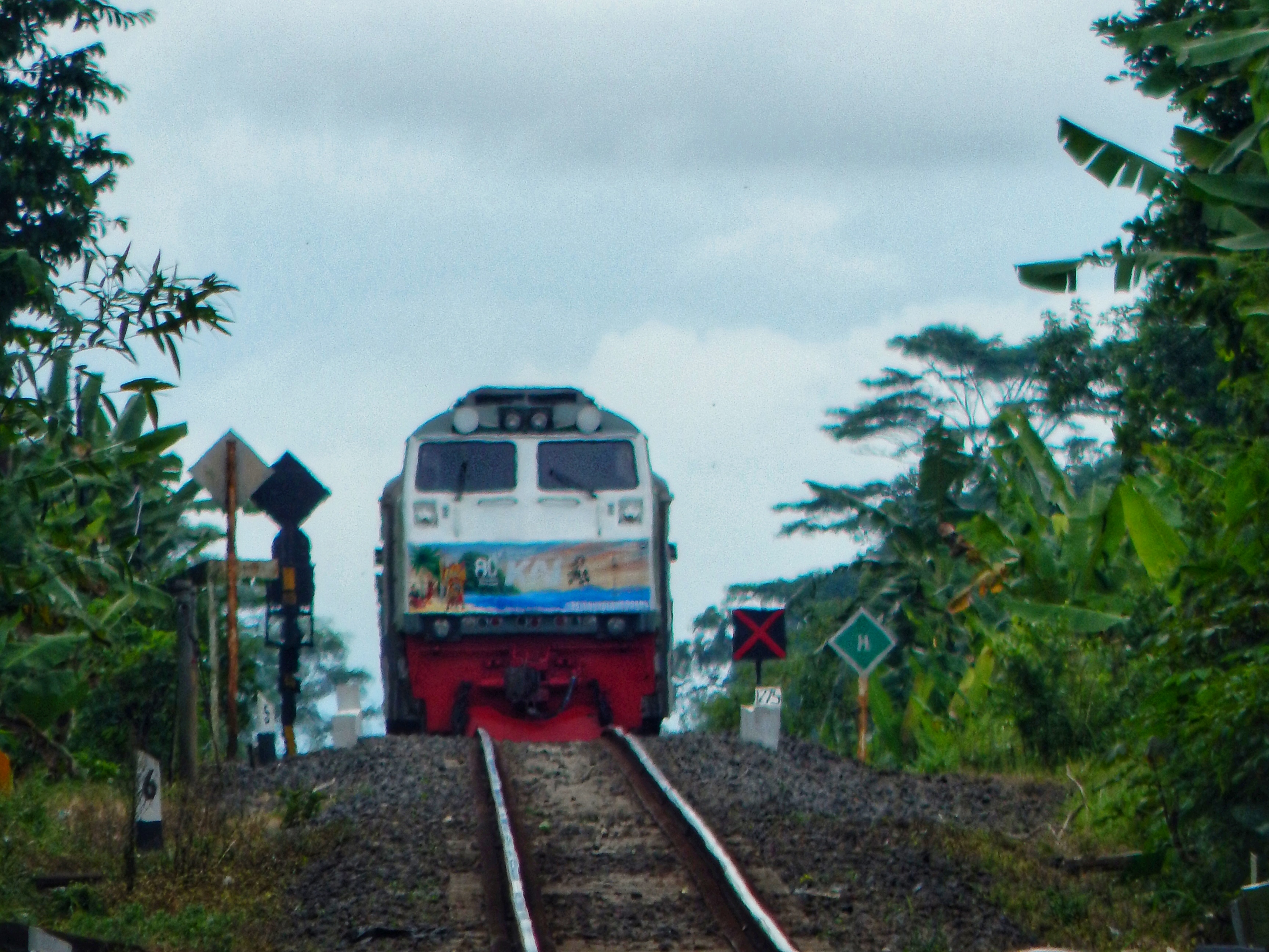 Pembuktian Kepada Orang Orang Yang Menganggap Jalur Kereta Itu Datar Saja
