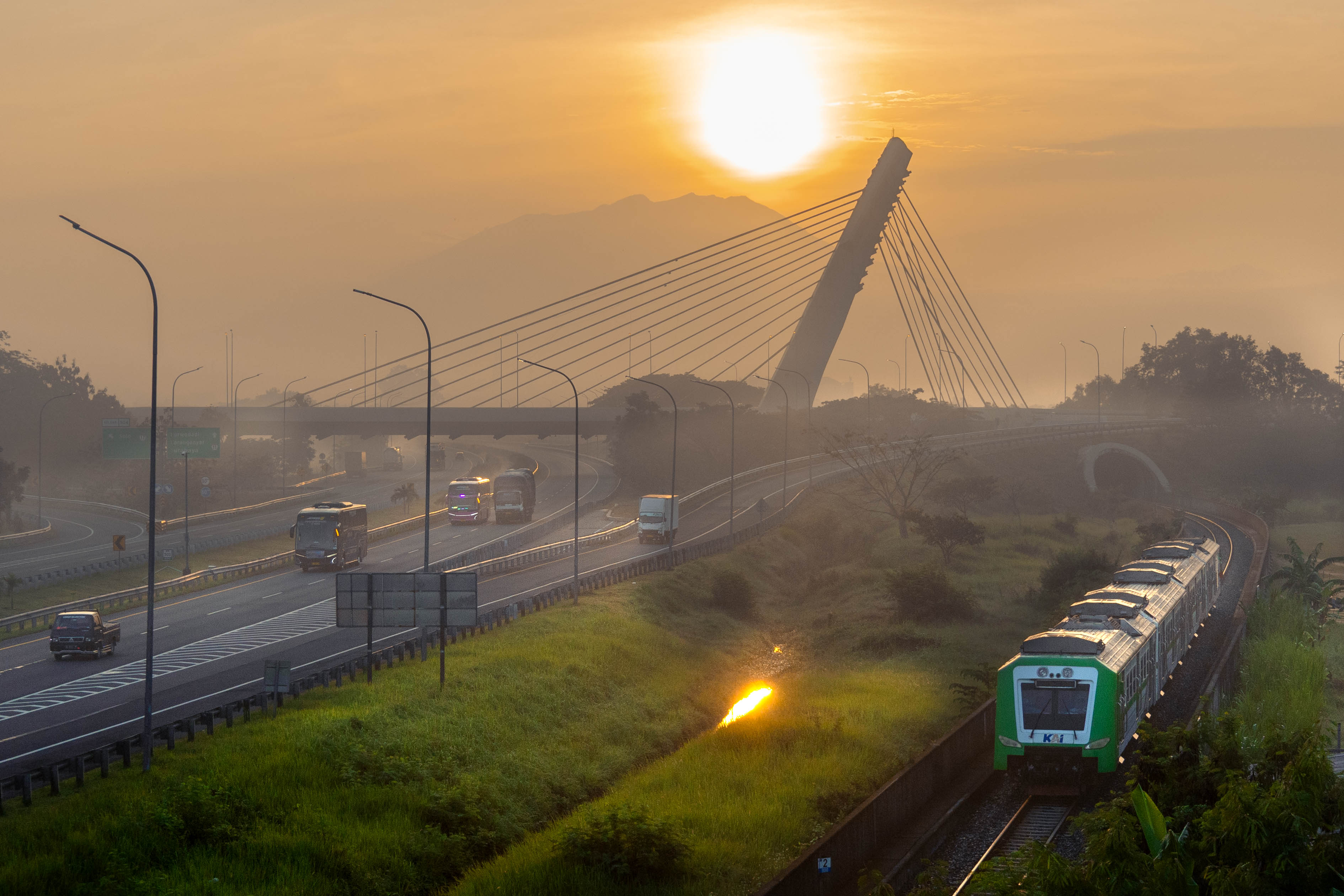Kereta Pagi Melaju di Bawah Mentari Penuh Kabut