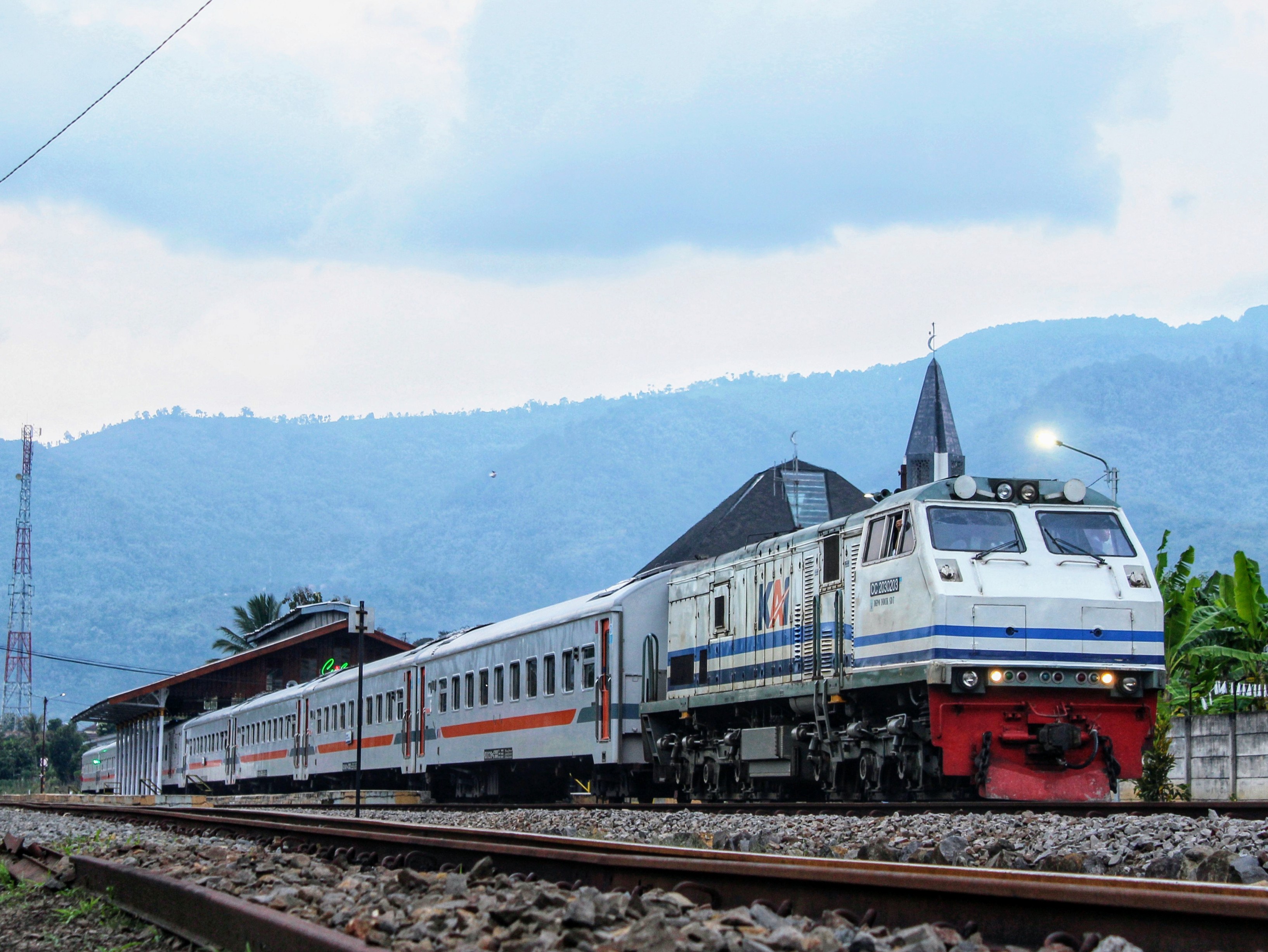 KA Pasundan di Stasiun Cibatu