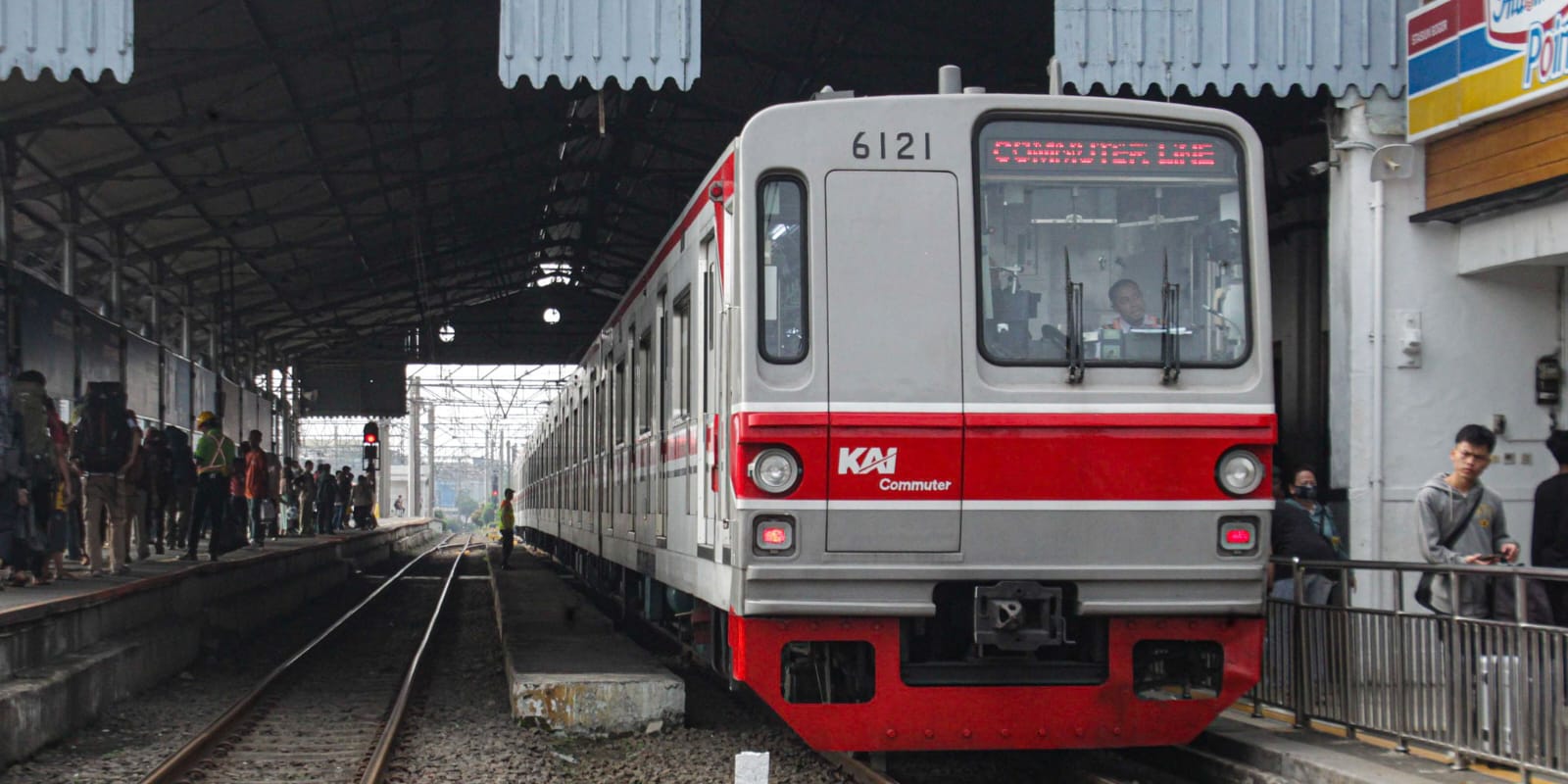 Langsiran di tengah aktivitas para pengguna