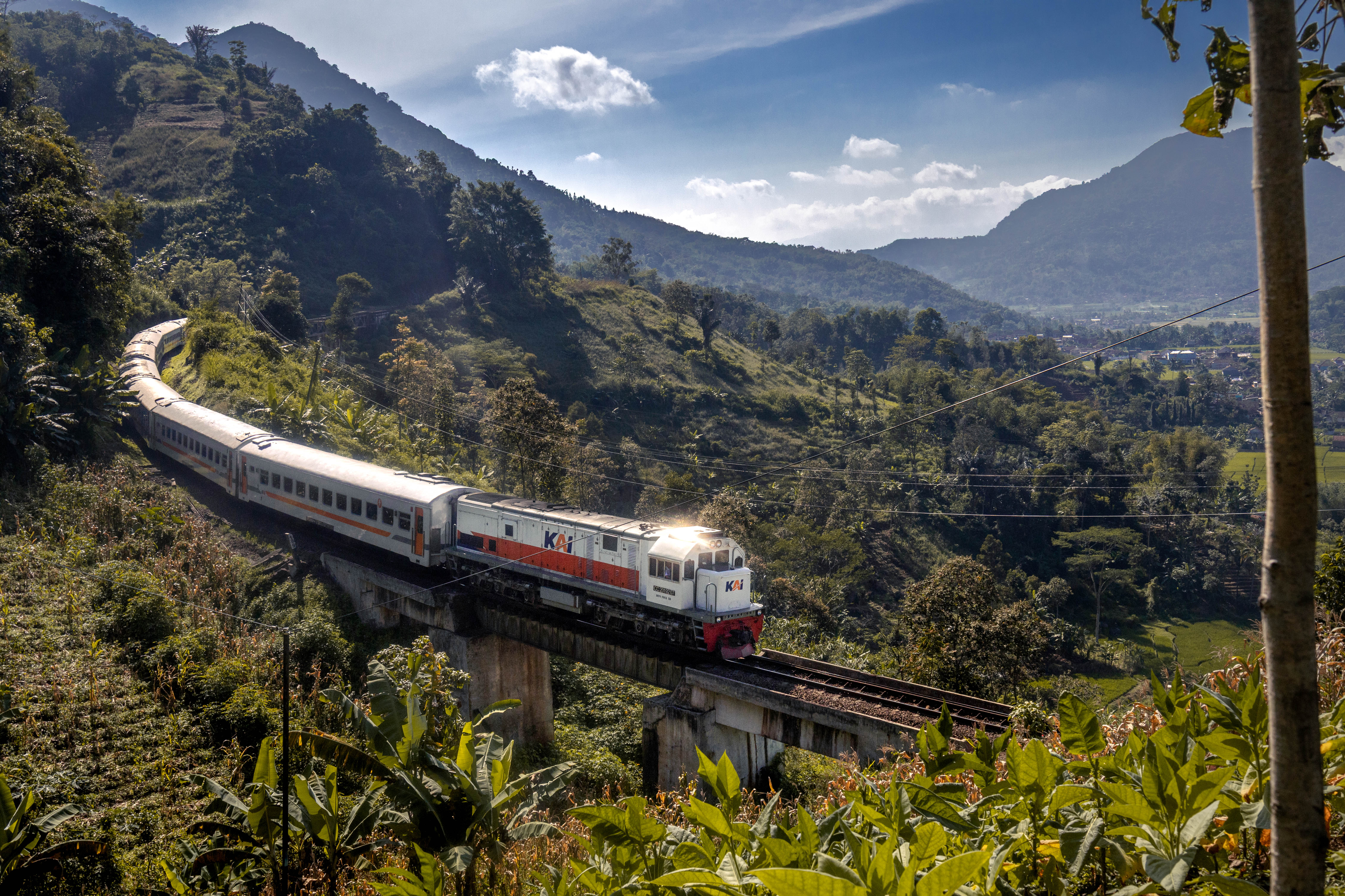 Pemandangan pegunungan dan liukan sang roda besi dalam tangkapan kamera